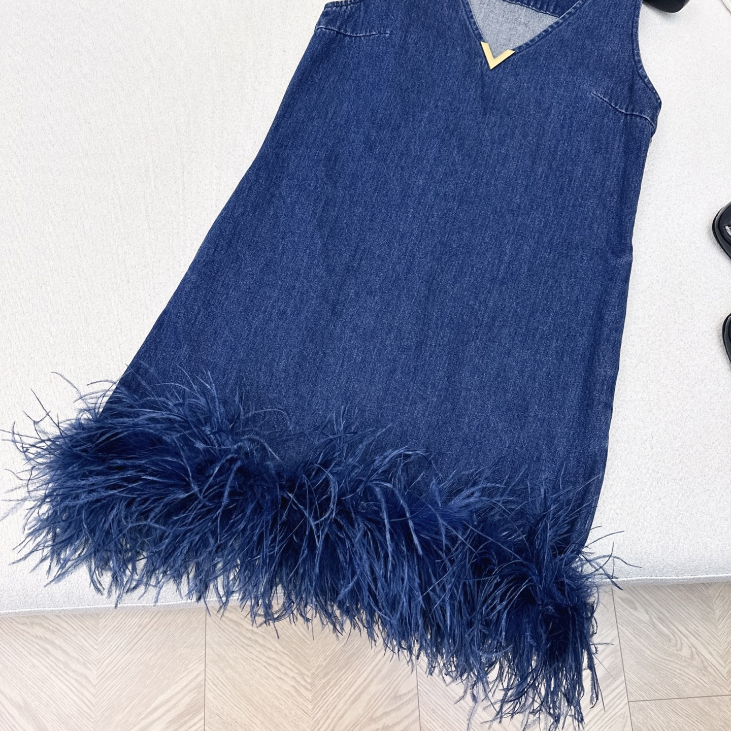 特价🉐️ ❗️现货齐码❗️不退不换❗️重磅款～VLTN 25Ss————春夏最新款可拆卸鸵鸟毛拼接牛仔小