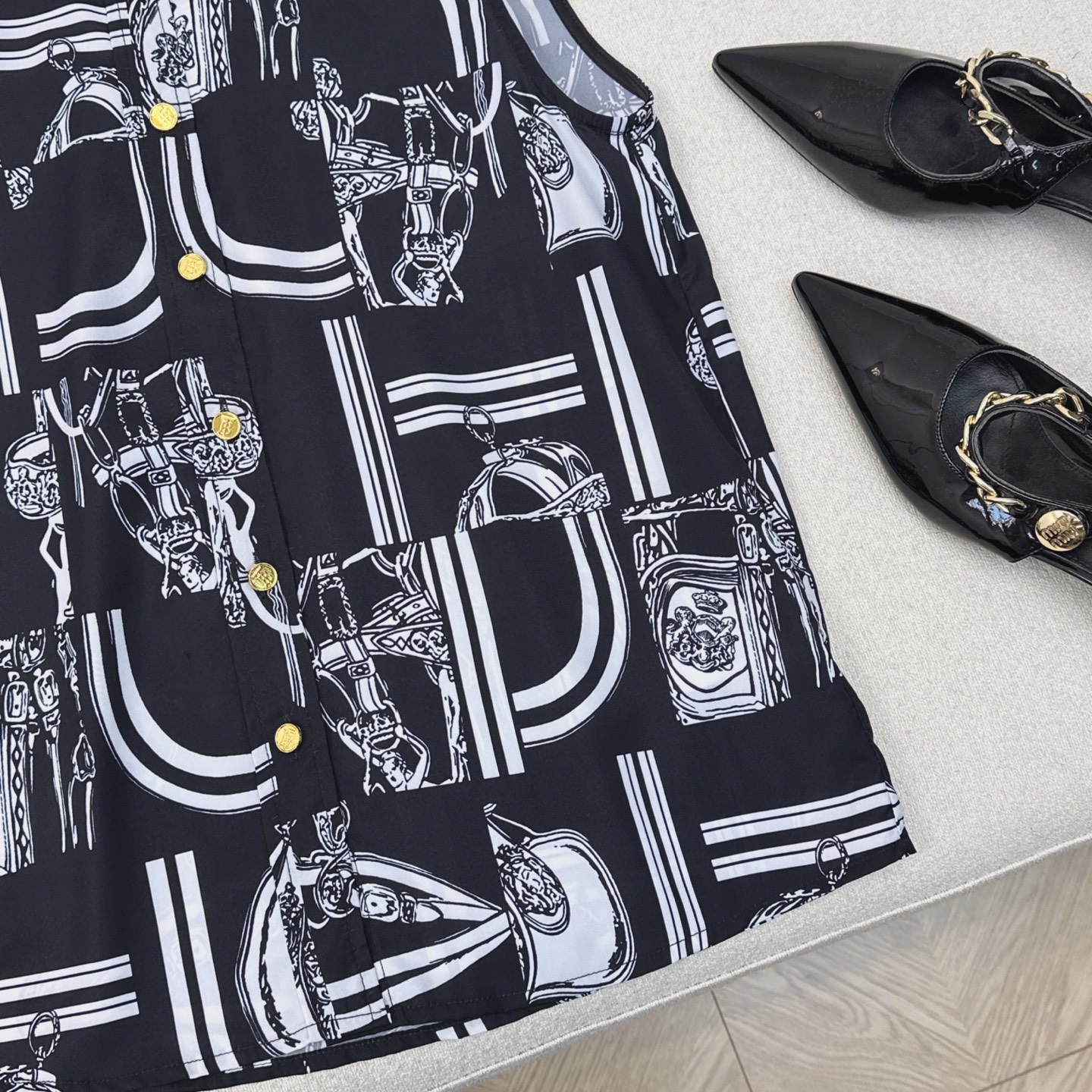 Burberry Sleeveless Printed Blouse - Lightweight Chiffon Blend, Summer Style 7 i1746768651624 3809 0 5