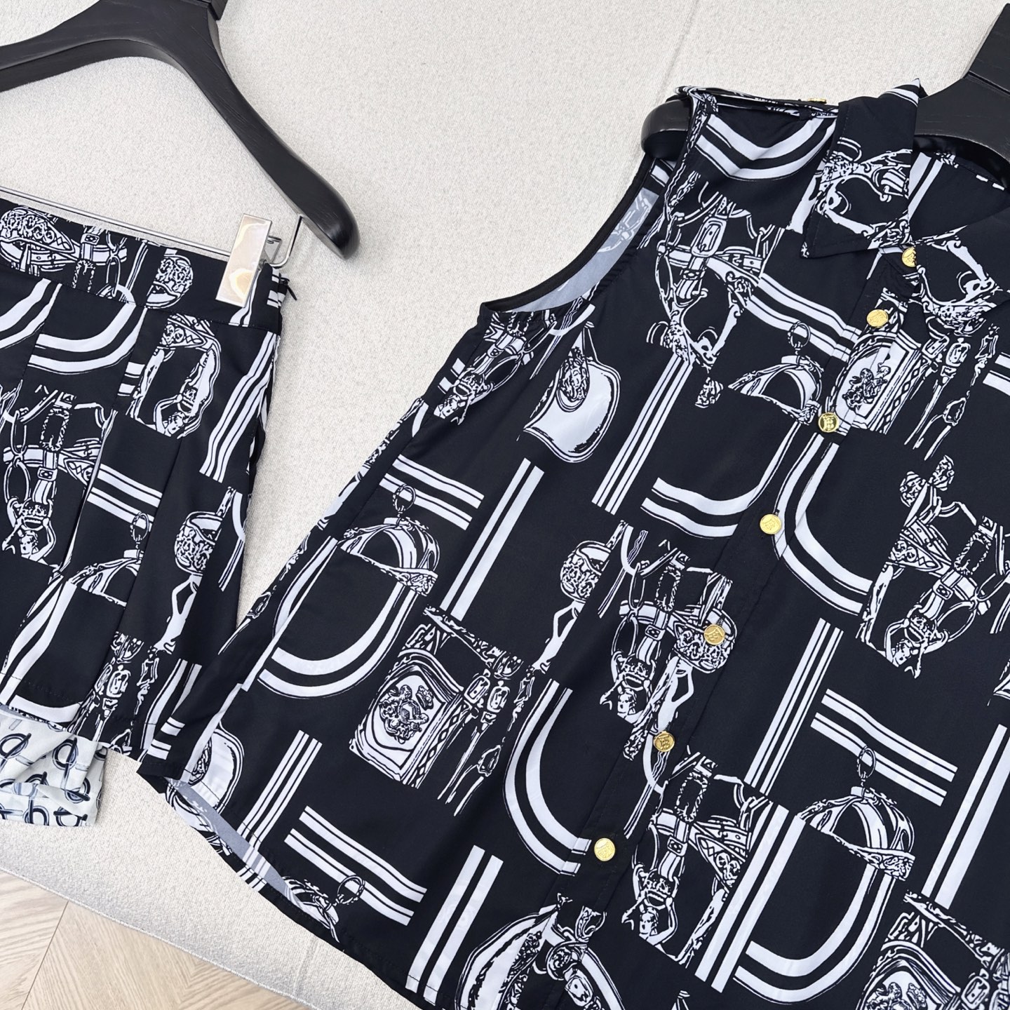 Burberry Sleeveless Printed Blouse - Lightweight Chiffon Blend, Summer Style 6 i1746768651658 2148 0 4