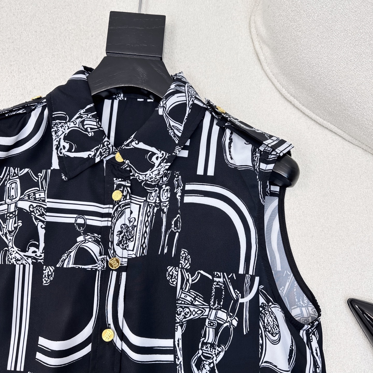 Burberry Sleeveless Printed Blouse - Lightweight Chiffon Blend, Summer Style 5 i1746768652740 5167 0 3