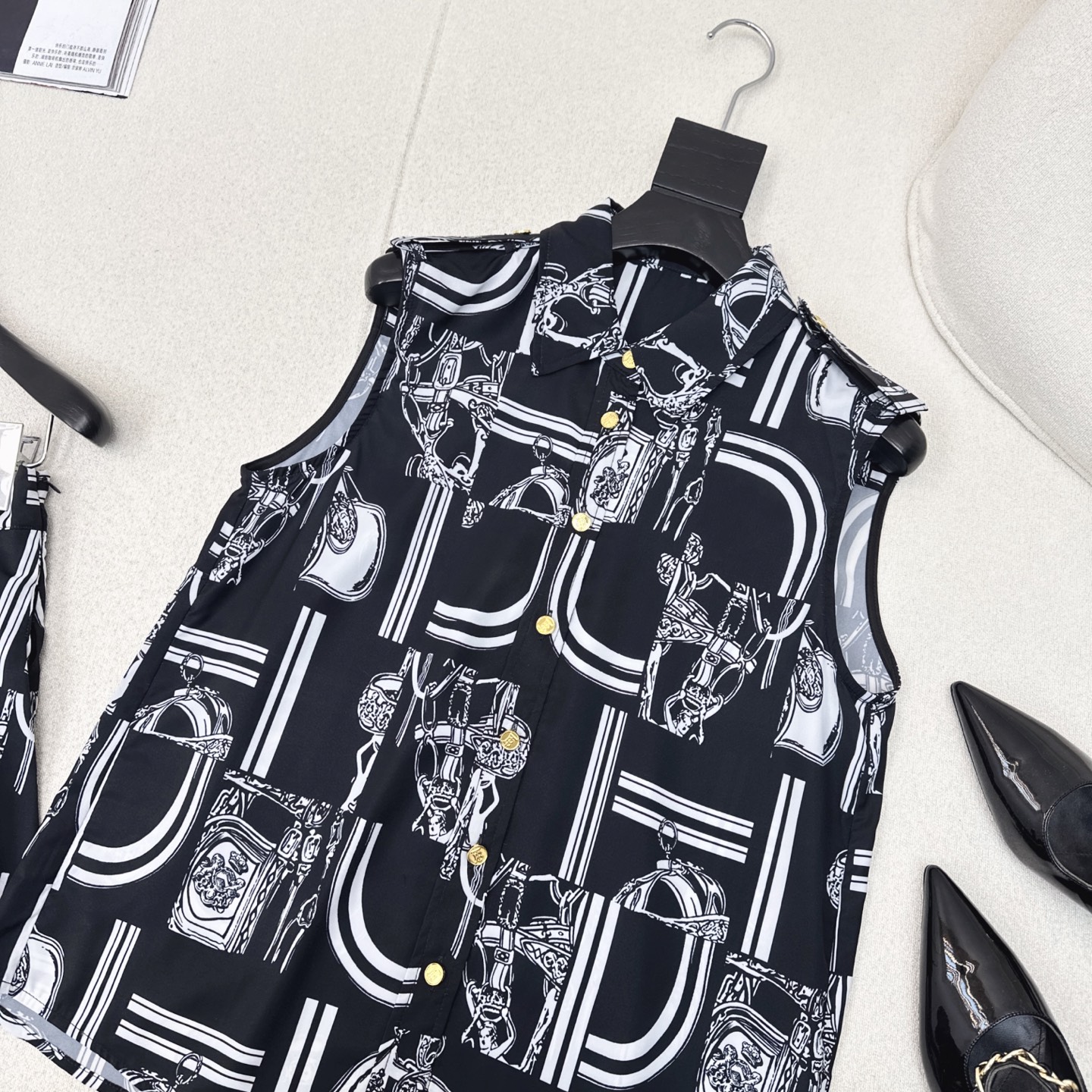 Burberry Sleeveless Printed Blouse - Lightweight Chiffon Blend, Summer Style 3 i1746768652769 5670 0 1