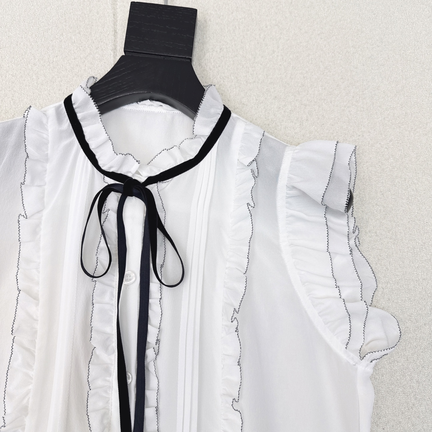 Black Velvet Sleeveless Silk Shirt with Lace Trim - Elegant & Luxurious 5 i1749097081001 8663 0 3