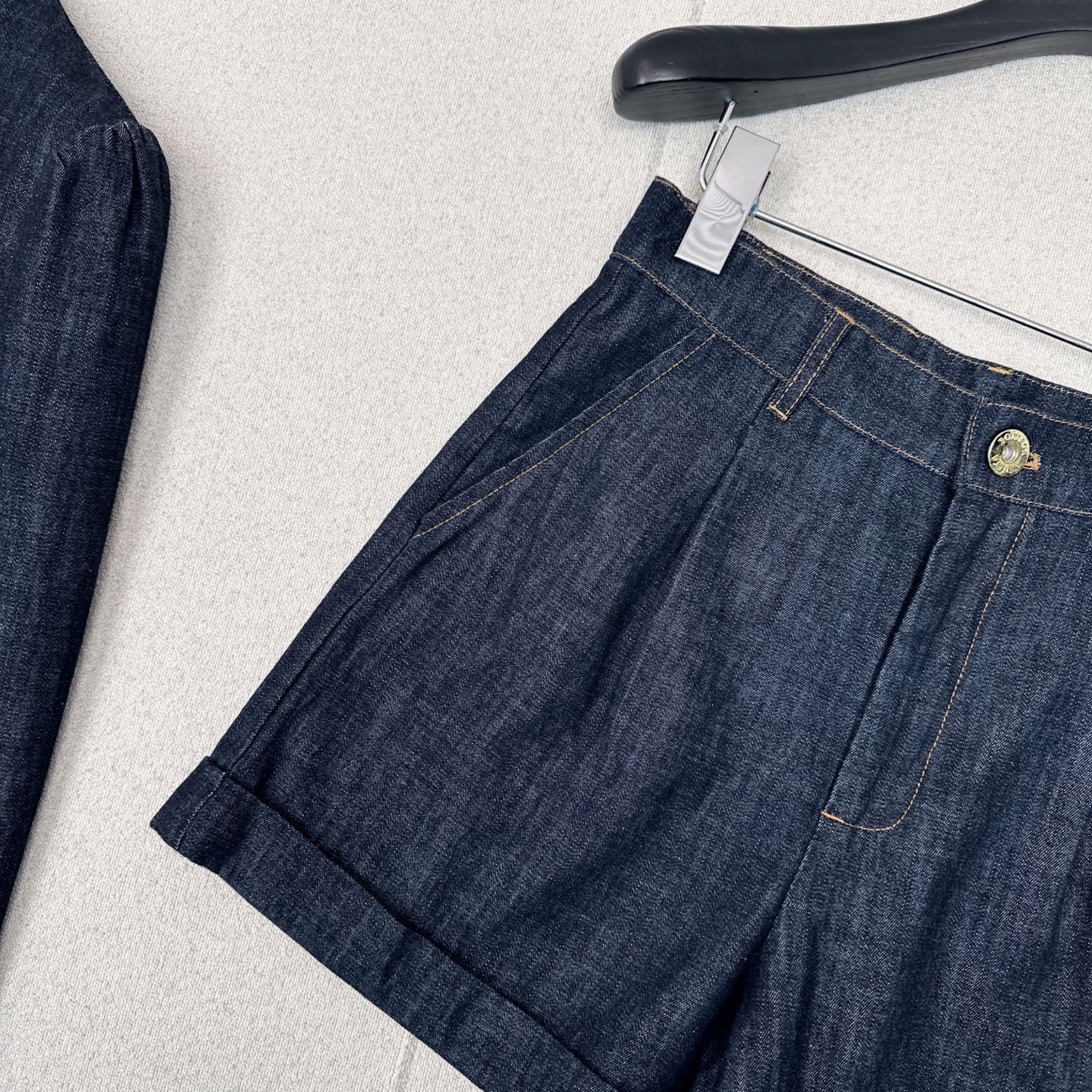 特价🉐️❗️现货齐码❗️不退不换❗️时髦率性 Bv 25Ss————春夏最新款牛仔套装🖤定制轻薄牛仔面料