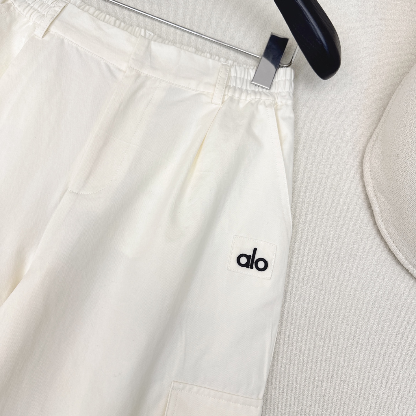 特价🉐️❗️现货齐码❗️不退不换❗️休闲必备款 Alo 25Ss————春夏最新款刺绣小徽章装饰休闲工装