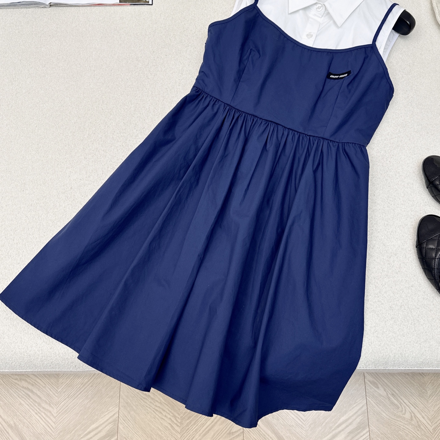 特价🉐️❗️现货齐码❗️不退不换❗️减龄缪式穿搭 Miu 25Ss————春夏最新款假两件设计衬式吊带连