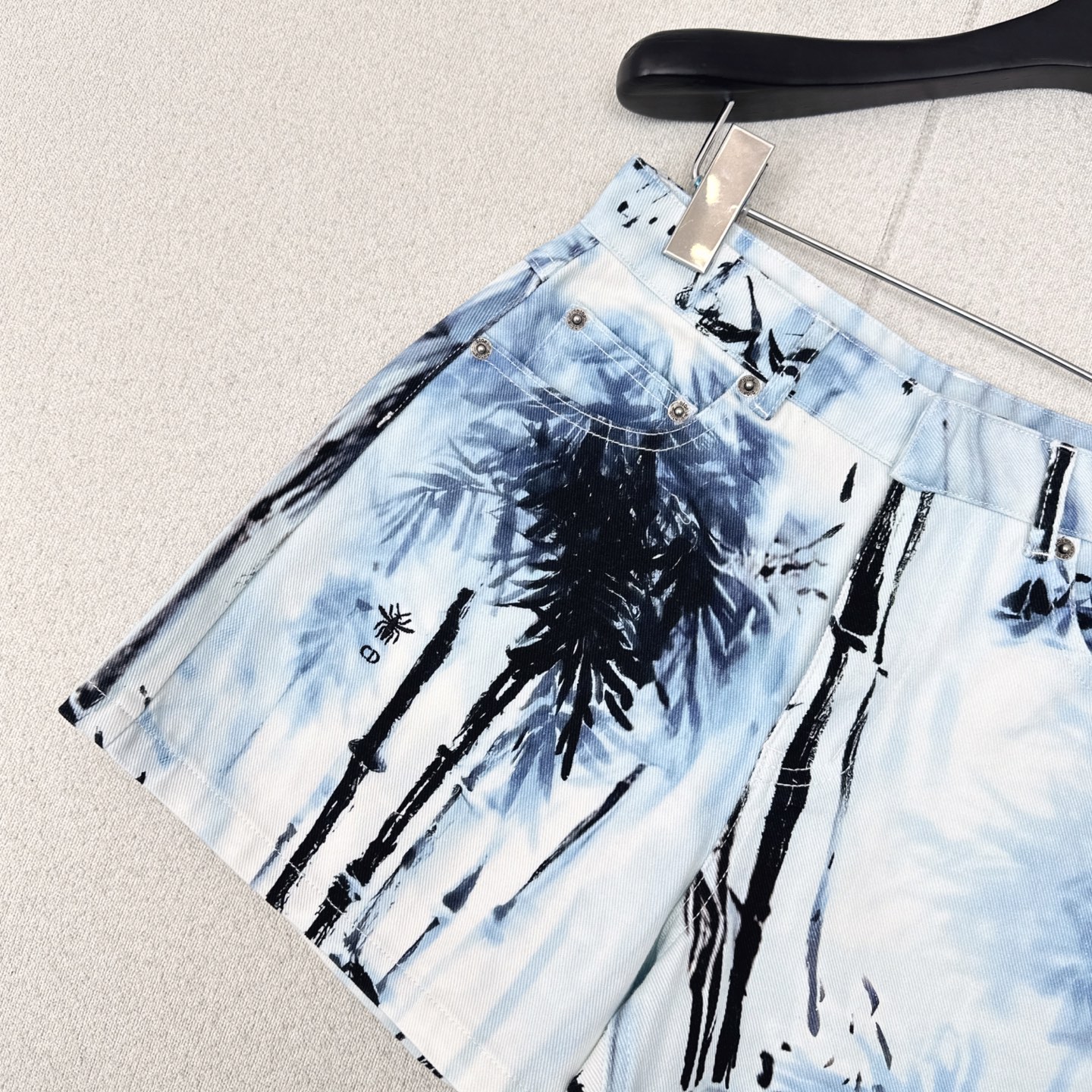 特价🉐️❗️现货齐码❗️不退不换❗️CD 25Ss————春夏最新款度假风印花牛仔短裤 💙度假印花丛林图