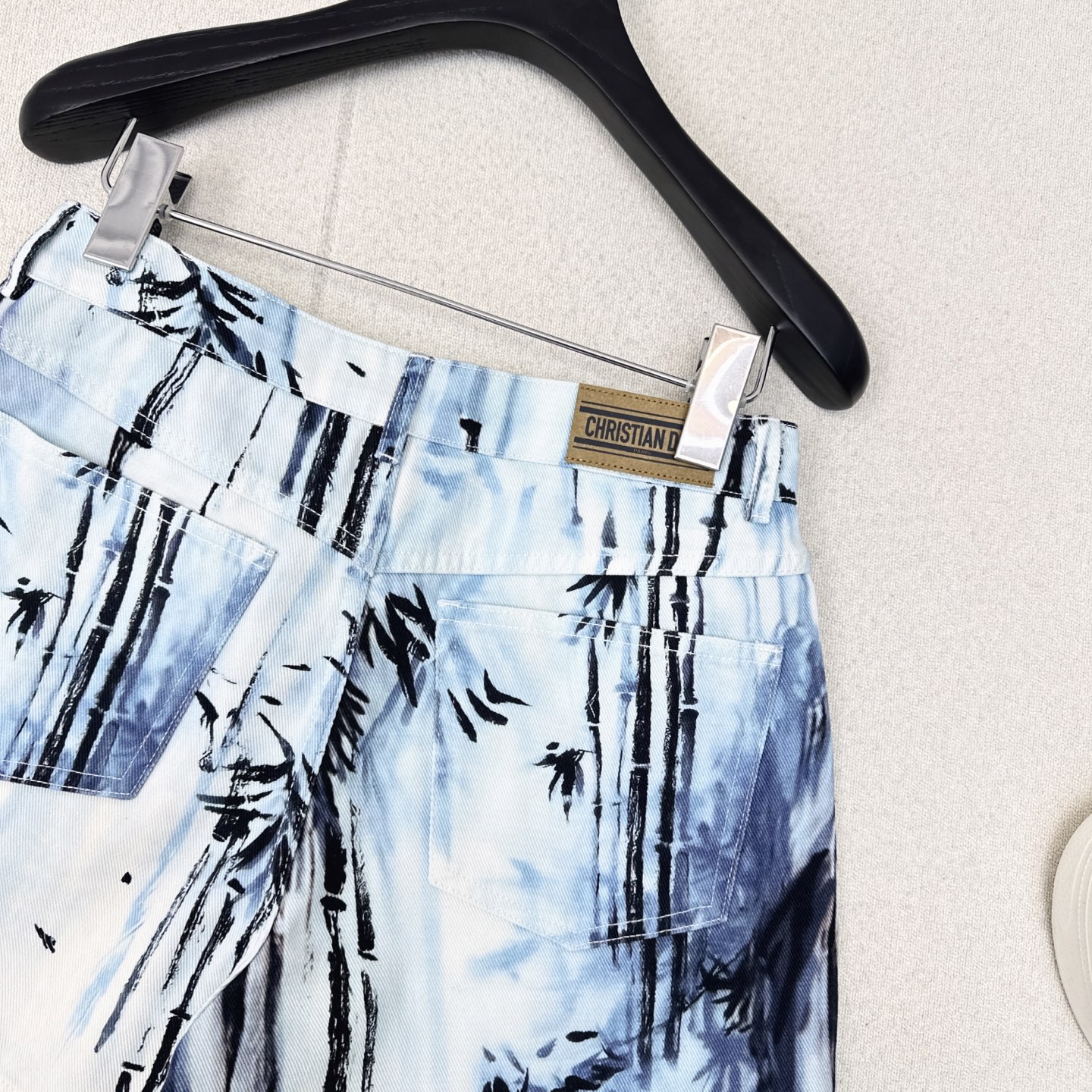 特价🉐️❗️现货齐码❗️不退不换❗️CD 25Ss————春夏最新款度假风印花牛仔短裤 💙度假印花丛林图