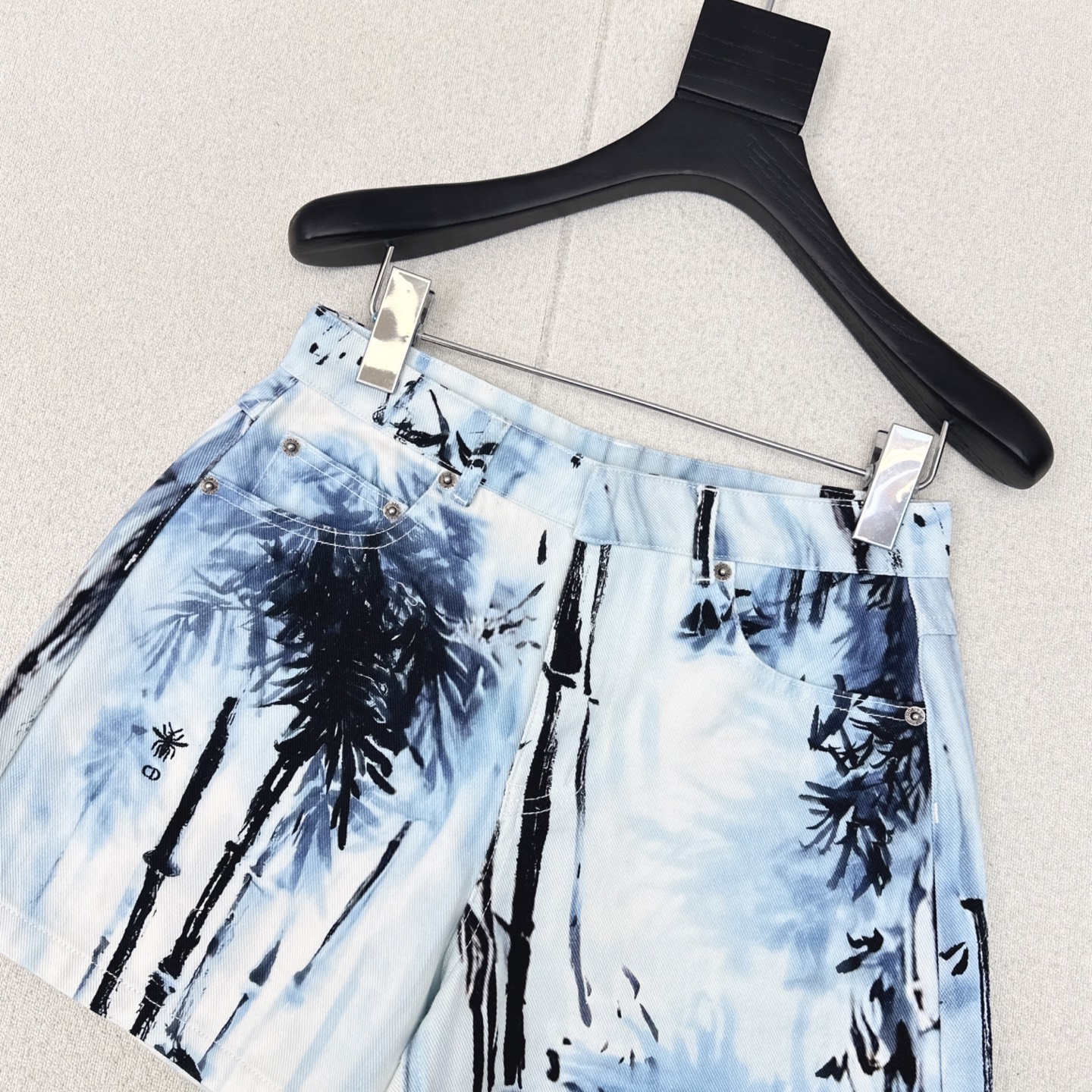 特价🉐️❗️现货齐码❗️不退不换❗️CD 25Ss————春夏最新款度假风印花牛仔短裤 💙度假印花丛林图