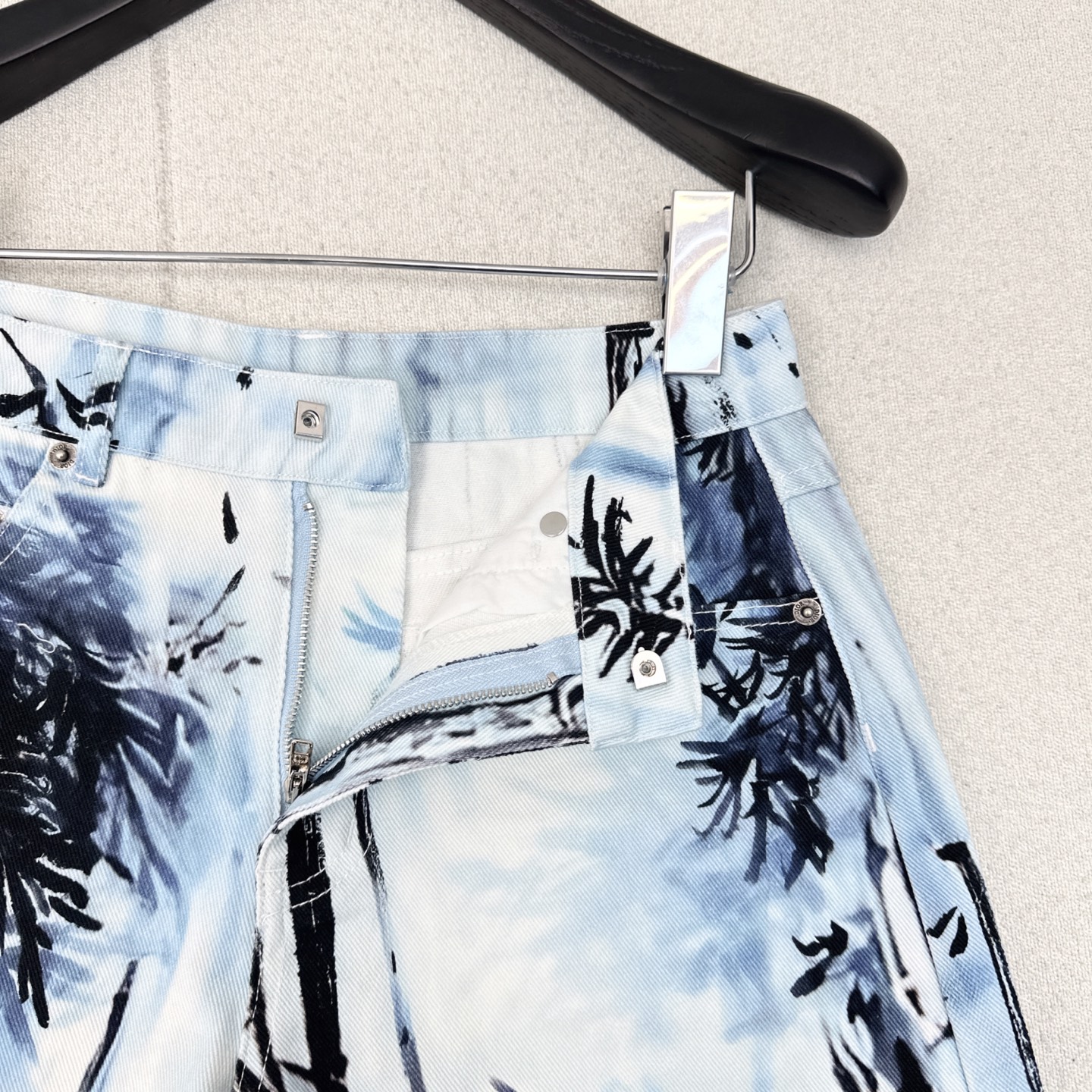 特价🉐️❗️现货齐码❗️不退不换❗️CD 25Ss————春夏最新款度假风印花牛仔短裤 💙度假印花丛林图