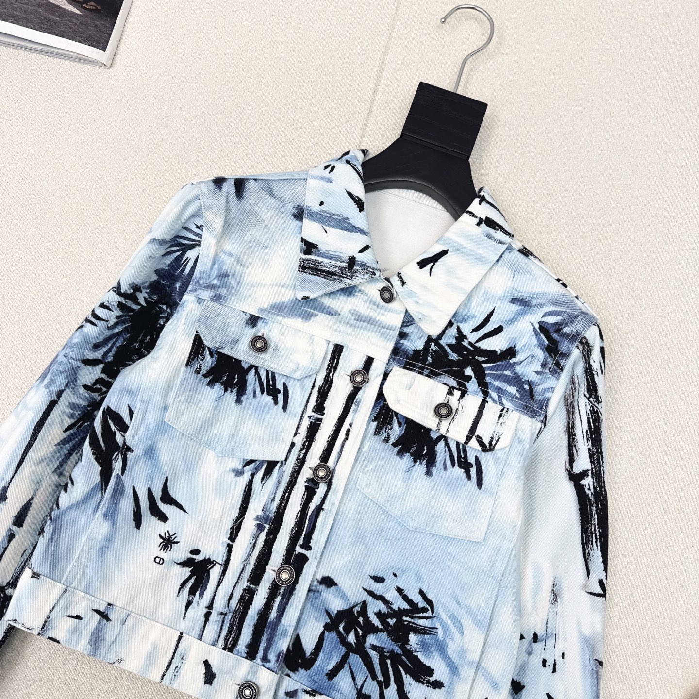 特价🉐️❗️现货齐码❗️不退不换❗️CD 25Ss————春夏最新款度假风印花牛仔翻领夹克外套💙度假印花