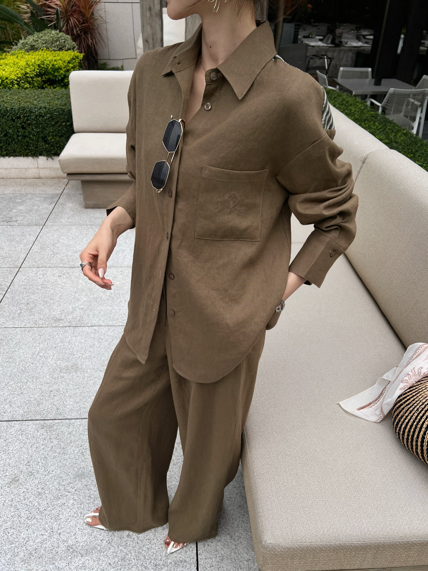NO:870045,Style No. D26053064 Loro Pian*a new LP customized linen fabric old money style chest pocket embroidered logo badge back stripe splicing fashionable foreign style loose and versatile lapel long-sleeved shirt!  Army green, white, (L size shoulder width 54, chest 120, sleeve length 57, dress length 72),,loro piana,loro piana,19860909款号D26053064 Loro Pian*a新款LP定制亚麻面料老钱风胸前口袋刺绣logo徽章后背条纹拼接时髦洋气宽松百搭翻领长袖衬衣！军绿、白色、（L码肩宽54,胸围120,袖长57,衣长72）,,loro piana,loro piana,,Women's clothing