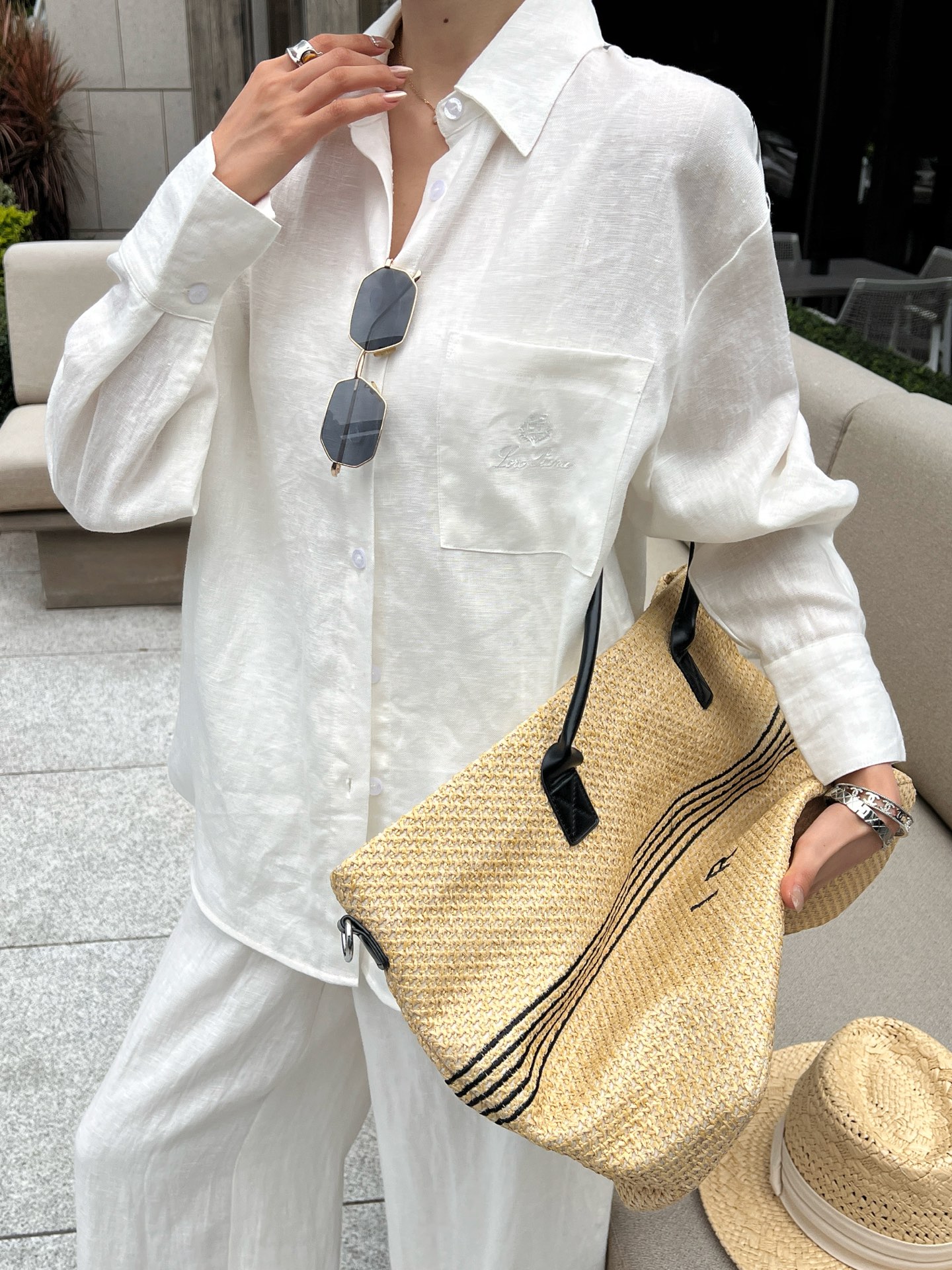 NO:860425,The highest version on the market, the girl will inspect the goods, trim the three marks on the threads, and ship the goods. You can send pictures and take videos. If you want quality or service, please add me on WeChat. We will not accept urgent orders. Model No. D26053064 Loro  Pian*a's newest version on the market, our little girl will inspect the goods, trim the three marks on the threads, and ship the goods. You can send pictures and take videos. If you want quality or service, please add me on WeChat. We will not accept urgent orders. LP custom-made linen fabric, old-money style, chest pockets, embroidered logo badge, striped stitching on the back, fashionable, western style, loose and versatile lapel long-sleeved shirt!  Army green, white, (L size shoulder width 54, bust 120, sleeve length 57, dress length 72) top, women's clothing, loro piana, loro piana,19860909市面最高版本小妹验货、修剪线头上三标、发货可发图及拍视频,要品质要服务的加我微信,不接急单.款号D26053064 Loro Pian*a新市面最高版本小妹验货、修剪线头上三标、发货可发图及拍视频,要品质要服务的加我微信,不接急单.款LP定制亚麻面料老钱风胸前口袋刺绣logo徽章后背条纹拼接时髦洋气宽松百搭翻领长袖衬衣！军绿、白色、（L码肩宽54,胸围120,袖长57,衣长72）上衣,女装,loro piana,loro piana,,Women's clothing