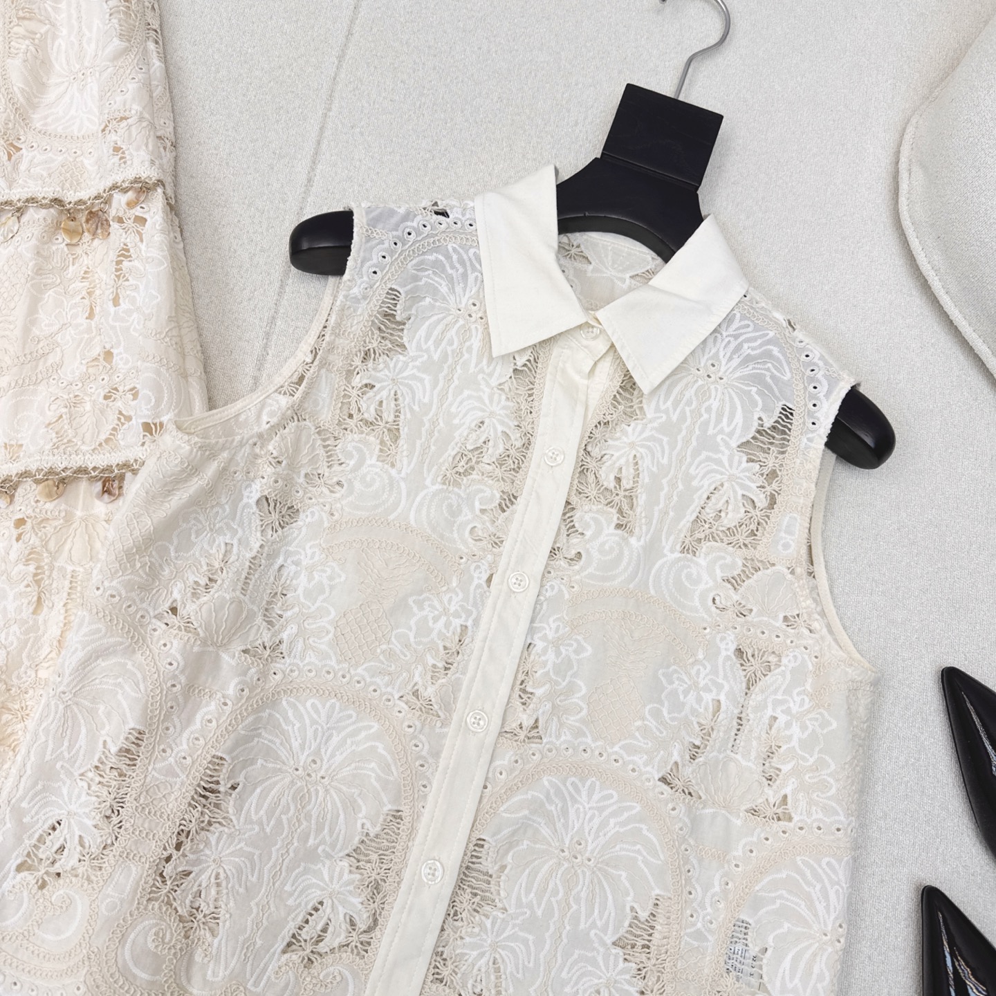 Fashion Summary: VLTN 25Ss Launch – Stylish Summer in Paris with Exclusive Shirt and Half-Skirt - 图片 3