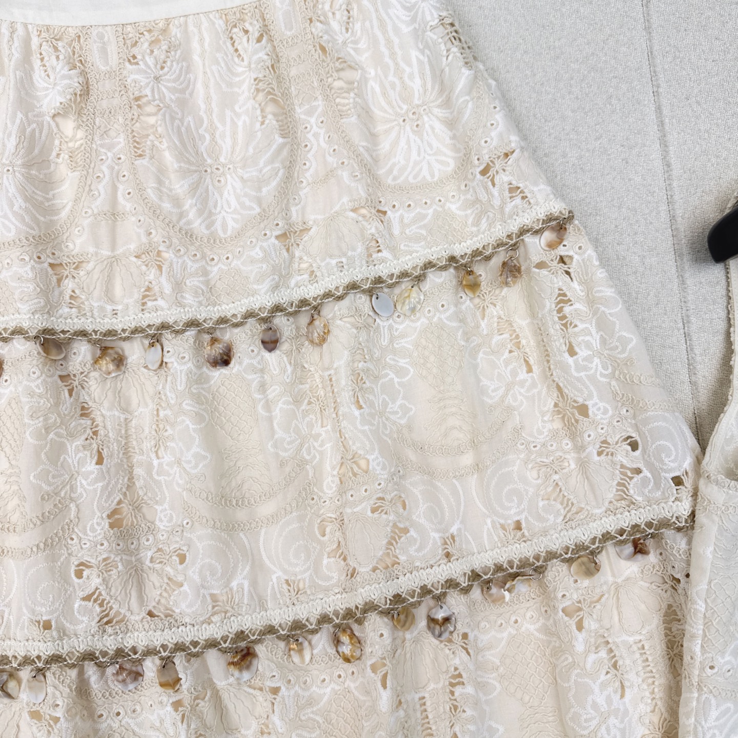 Fashion Summary: VLTN 25Ss Launch – Stylish Summer in Paris with Exclusive Shirt and Half-Skirt - 图片 7