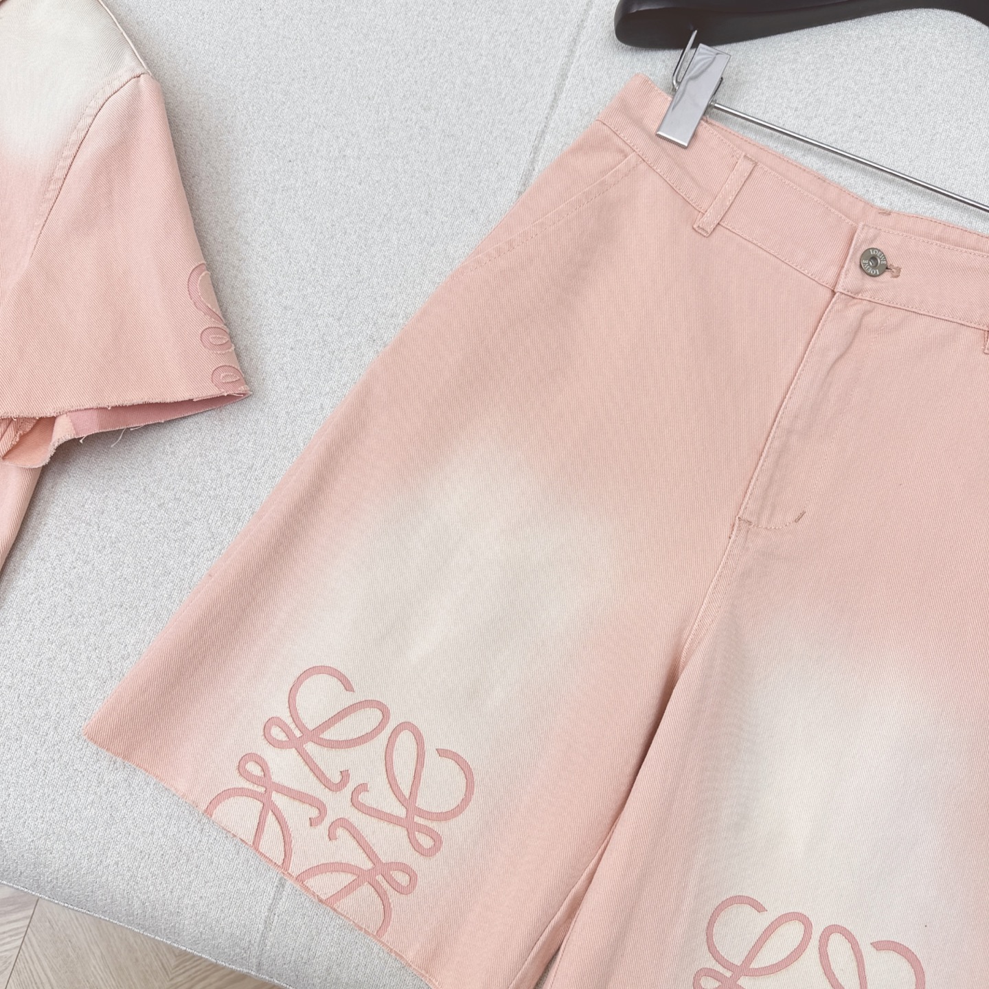 特价🉐️❗️现货齐码❗️不退不换❗️爆单款推荐 Loe 25Ss————春夏最新款海岛度假系列套装🤍小短