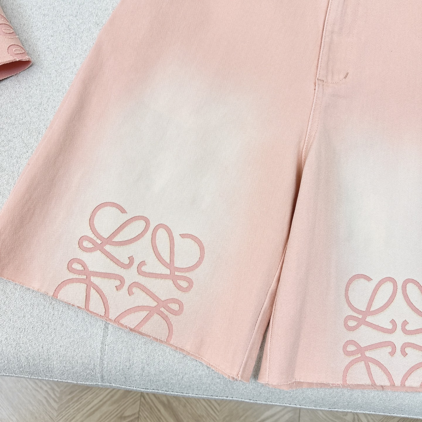 特价🉐️❗️现货齐码❗️不退不换❗️爆单款推荐 Loe 25Ss————春夏最新款海岛度假系列套装🤍小短