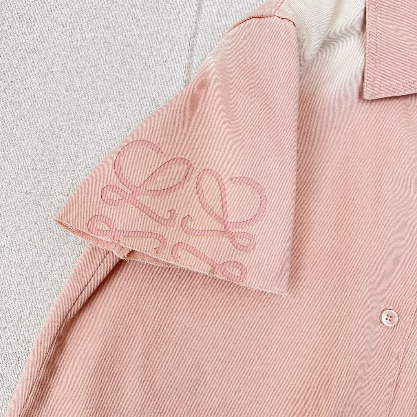 特价🉐️❗️现货齐码❗️不退不换❗️爆单款推荐 Loe 25Ss————春夏最新款海岛度假系列套装🤍小短