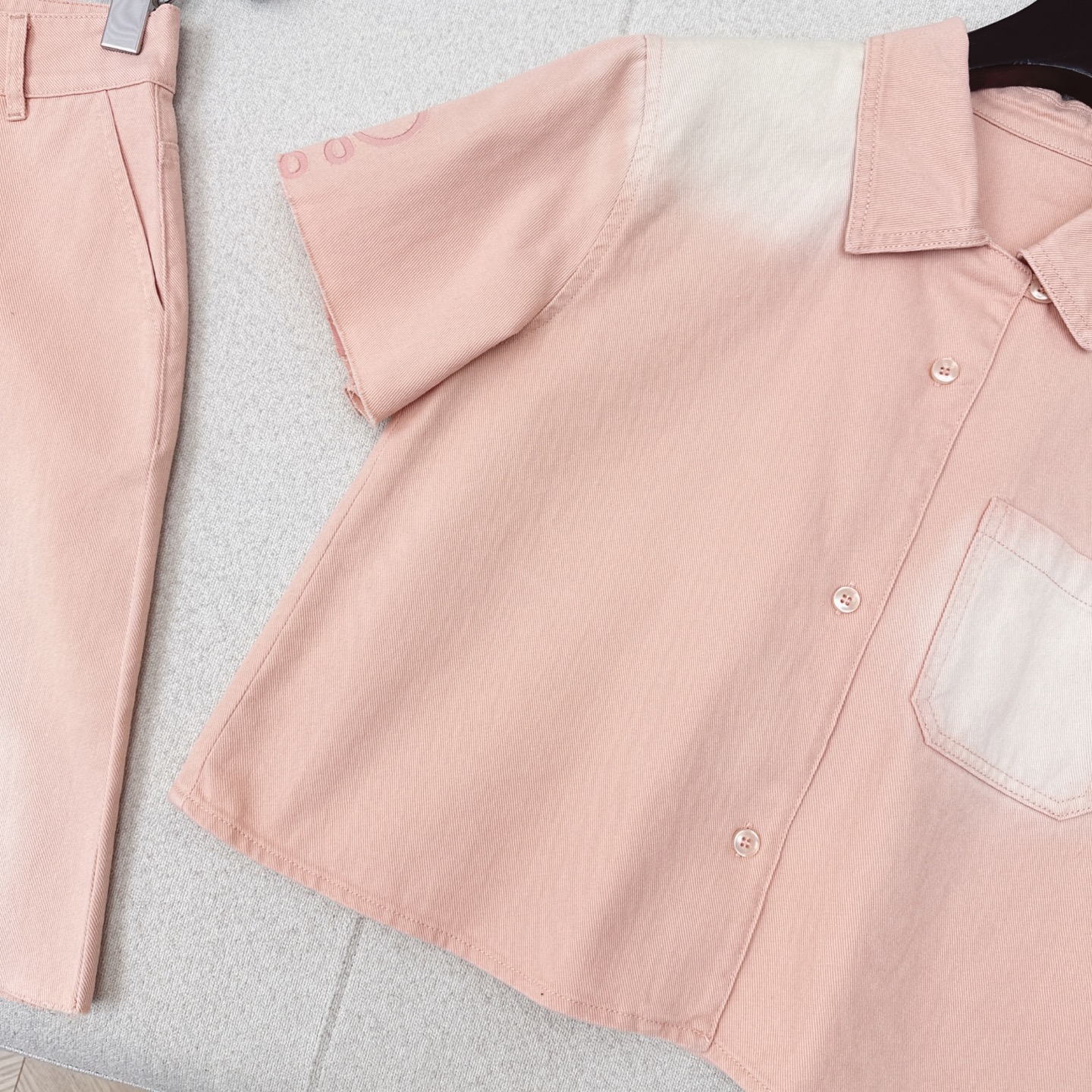 特价🉐️❗️现货齐码❗️不退不换❗️爆单款推荐 Loe 25Ss————春夏最新款海岛度假系列套装🤍小短