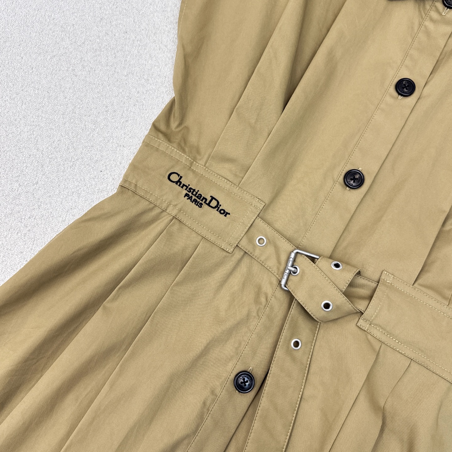 特价🉐️ ❗️现货齐码❗️不退不换❗️CD 25Ss————春夏最新款翻领落肩收腰连衣裙 🤎定制纯棉面料