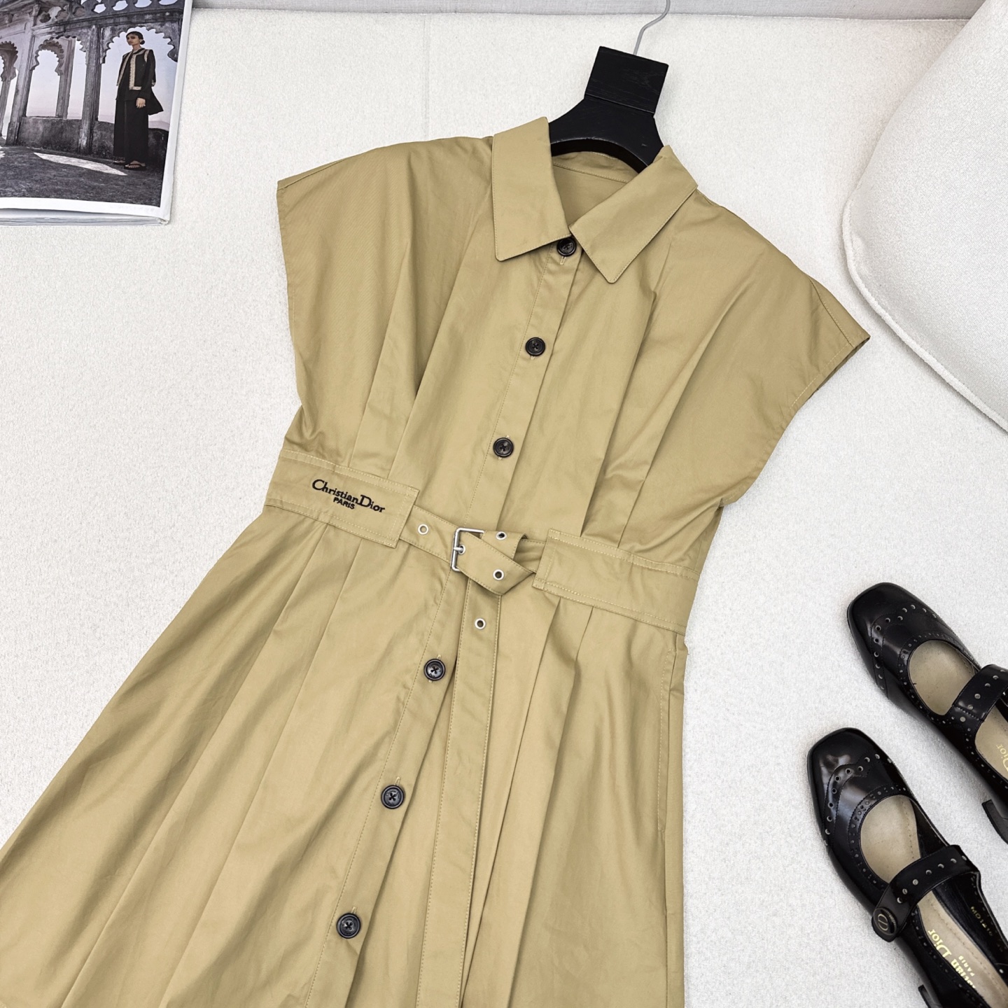 特价🉐️ ❗️现货齐码❗️不退不换❗️CD 25Ss————春夏最新款翻领落肩收腰连衣裙 🤎定制纯棉面料