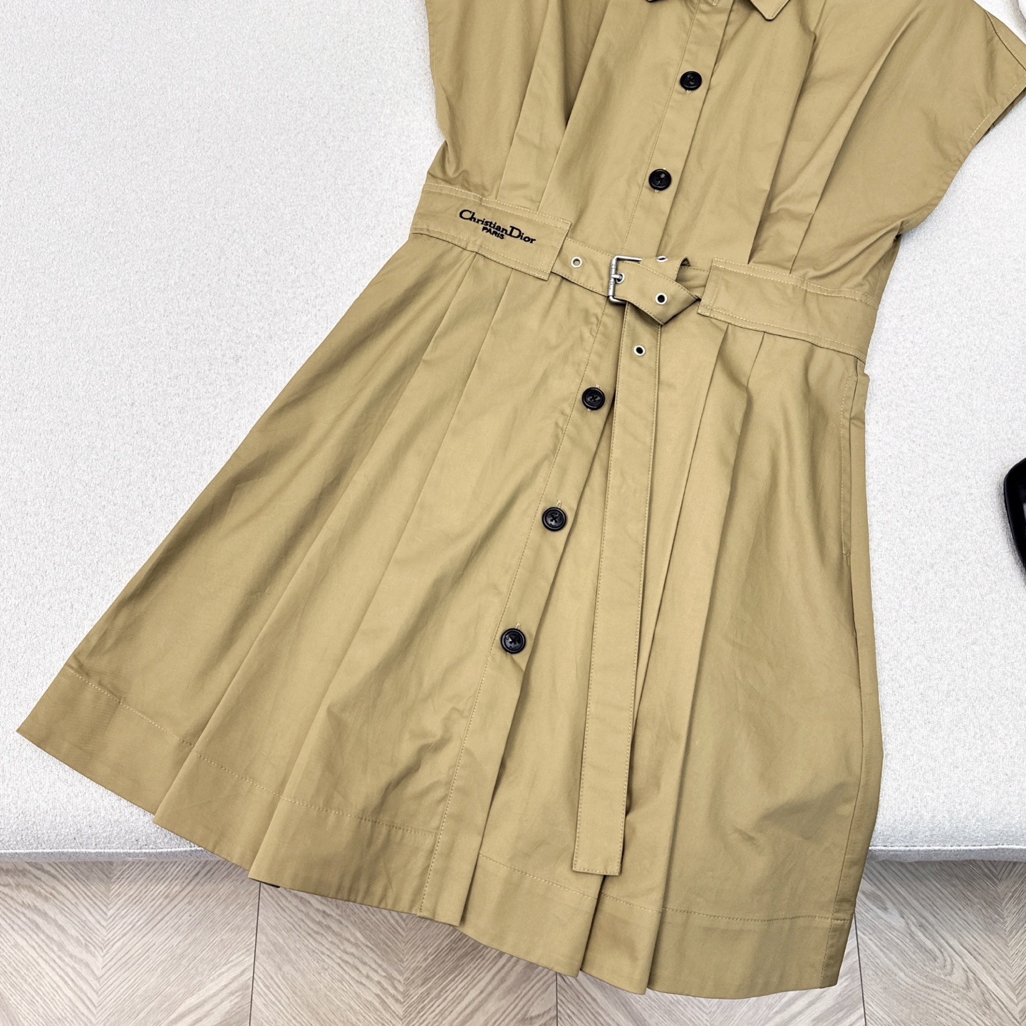 特价🉐️ ❗️现货齐码❗️不退不换❗️CD 25Ss————春夏最新款翻领落肩收腰连衣裙 🤎定制纯棉面料