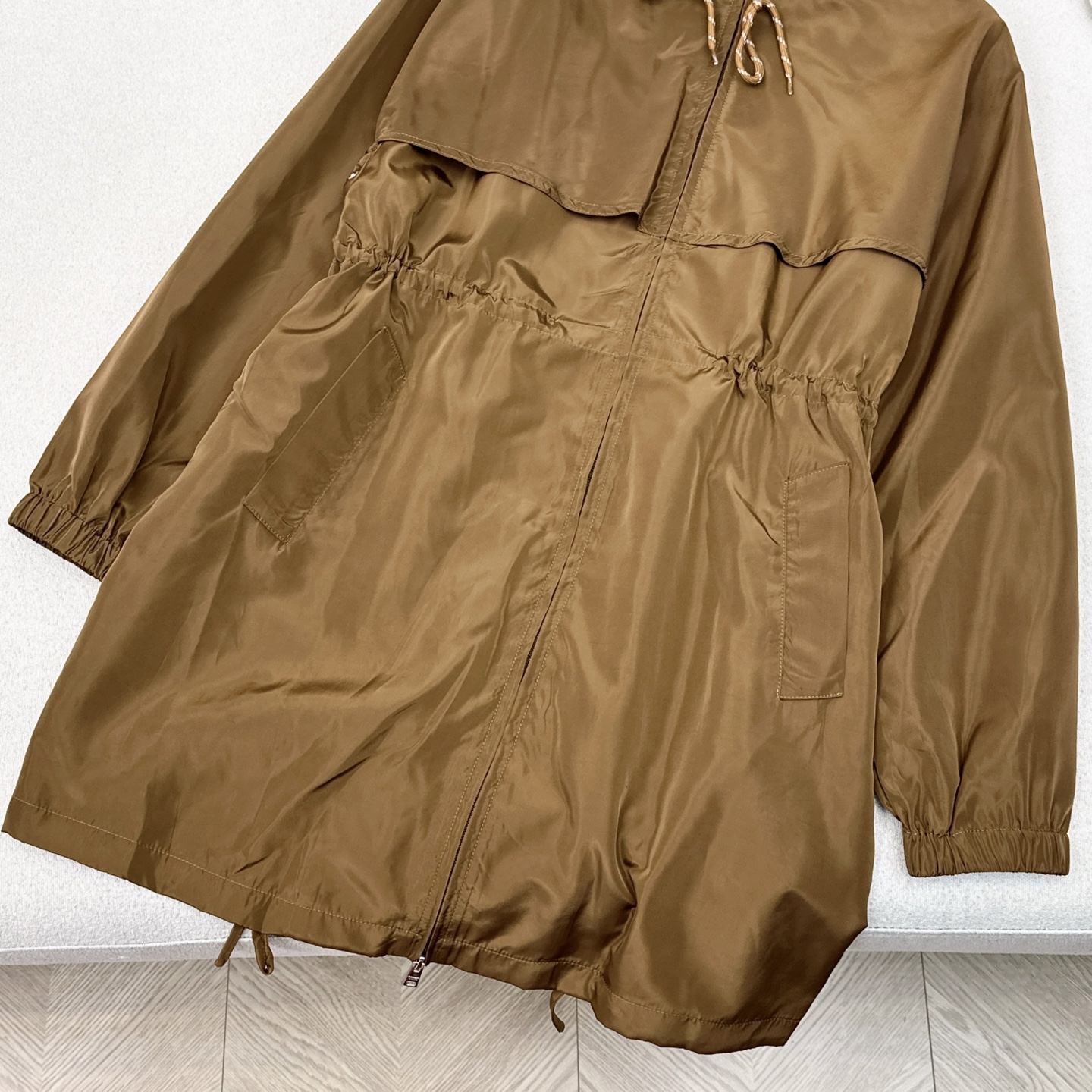 高人气尼龙系列 PD 25Ss————早秋最新款中长款尼龙连帽外套 🤎这款很推荐 上身超级帅气 腰部是松