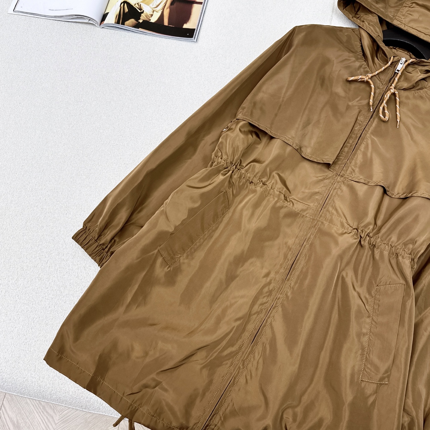 高人气尼龙系列 PD 25Ss————早秋最新款中长款尼龙连帽外套 🤎这款很推荐 上身超级帅气 腰部是松