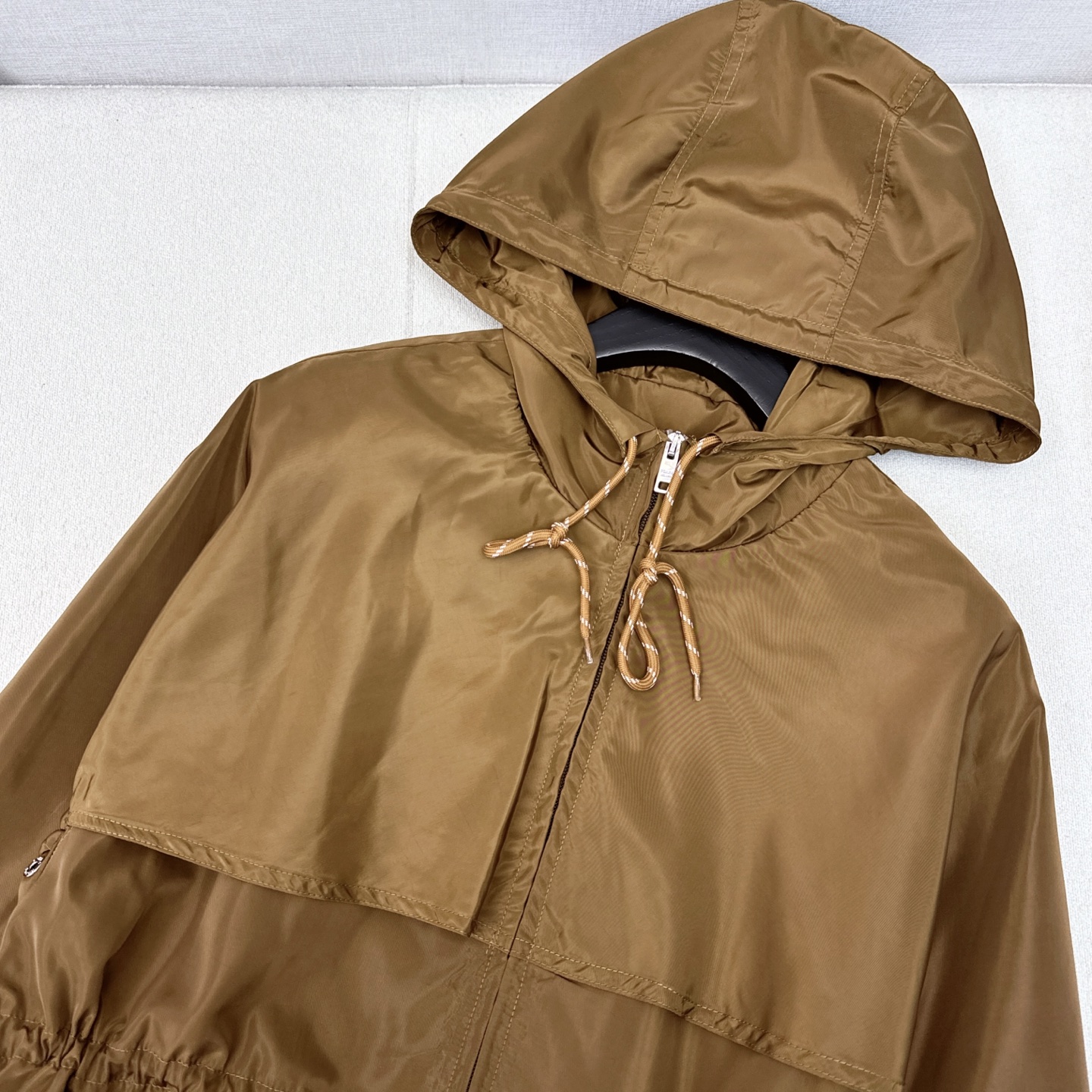 高人气尼龙系列 PD 25Ss————早秋最新款中长款尼龙连帽外套 🤎这款很推荐 上身超级帅气 腰部是松