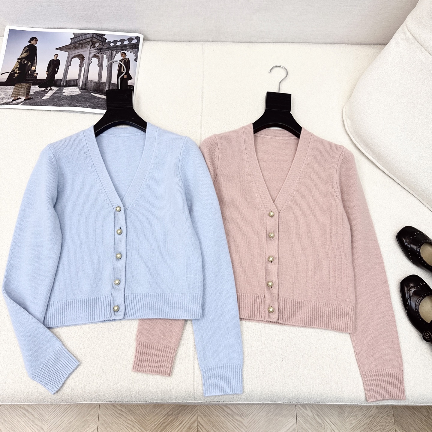 特价🉐️❗️蓝色现货齐码❗️不退不换❗️独家首发 CD 25Ss———早秋最最新款珍珠扣羊毛针织开衫 +