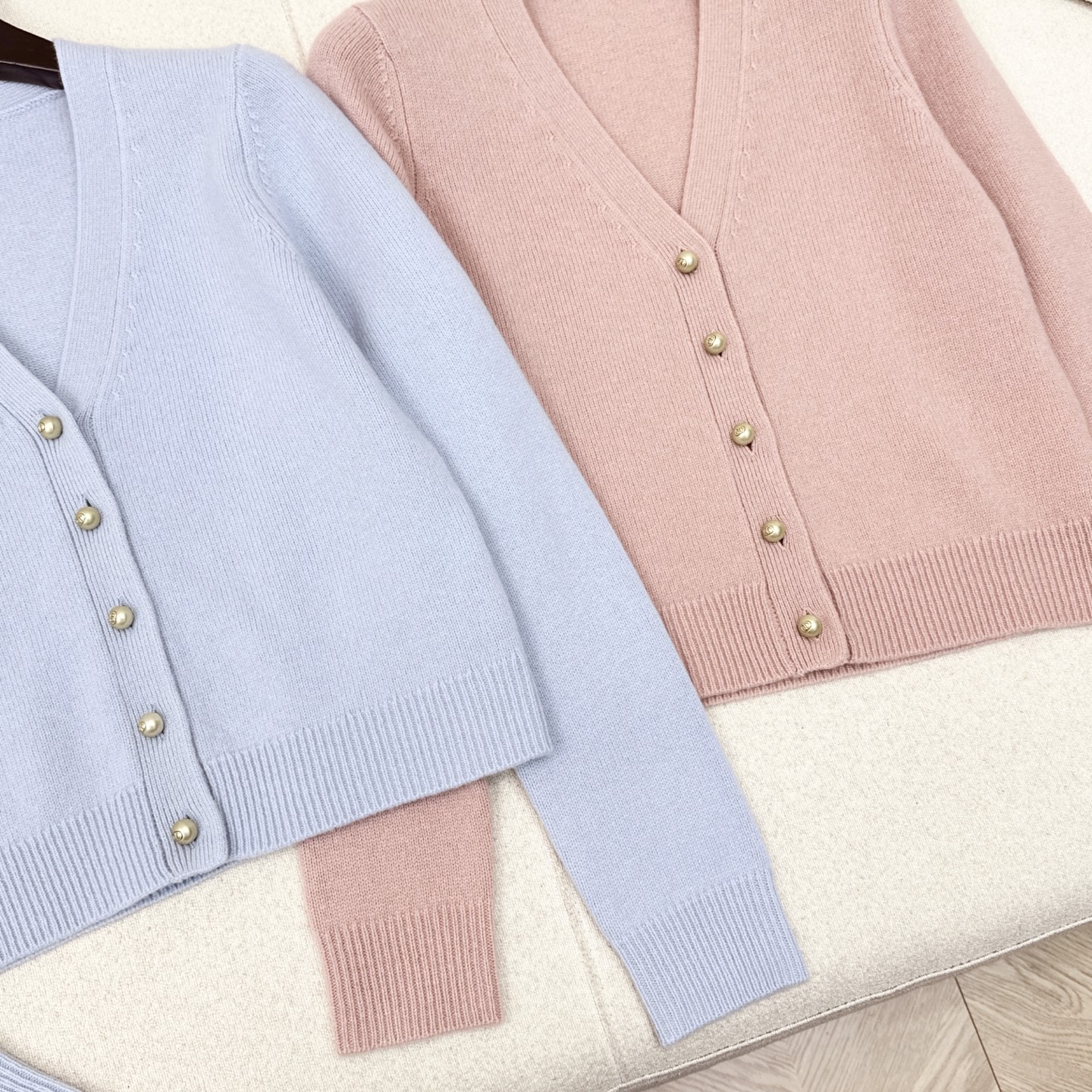 特价🉐️❗️蓝色现货齐码❗️不退不换❗️独家首发 CD 25Ss———早秋最最新款珍珠扣羊毛针织开衫 +