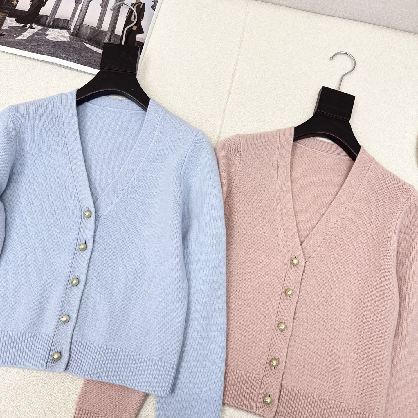 特价🉐️❗️蓝色现货齐码❗️不退不换❗️独家首发 CD 25Ss———早秋最最新款珍珠扣羊毛针织开衫 +