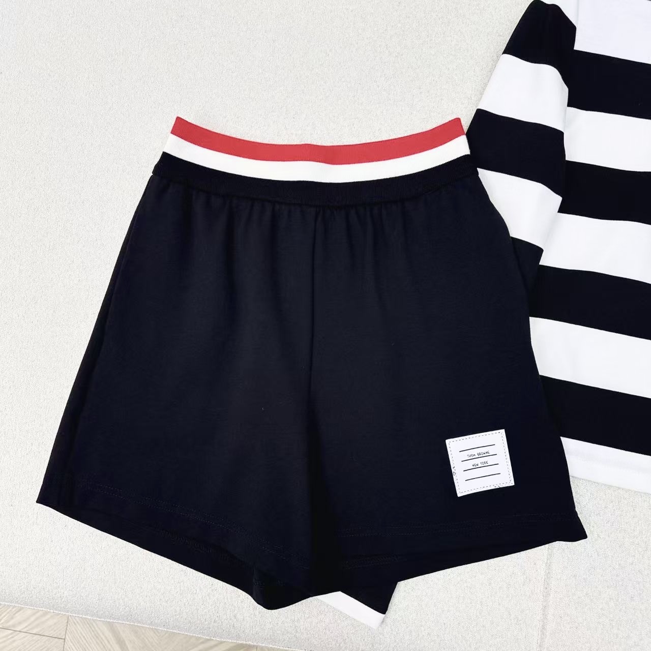 Trendy Fall Fashion: Heavy-Skinned Female Clothes with Sporty Touch and Comfortable Style - 图片 6