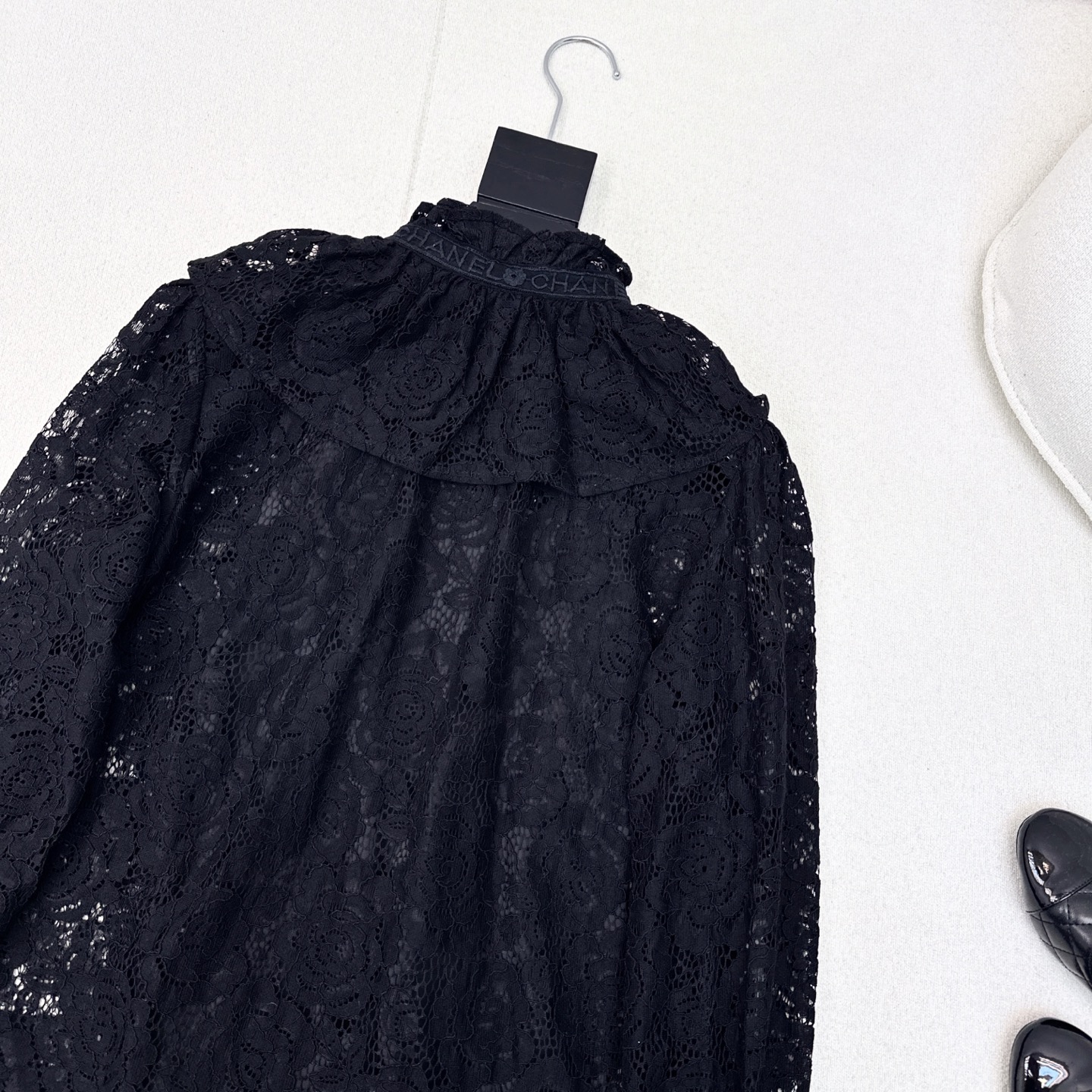 特价🉐️❗️现货齐码❗️不退不换❗️独家首发 C家 25Ss————早秋最新款法式黑色蕾丝衬衫🖤 定位l