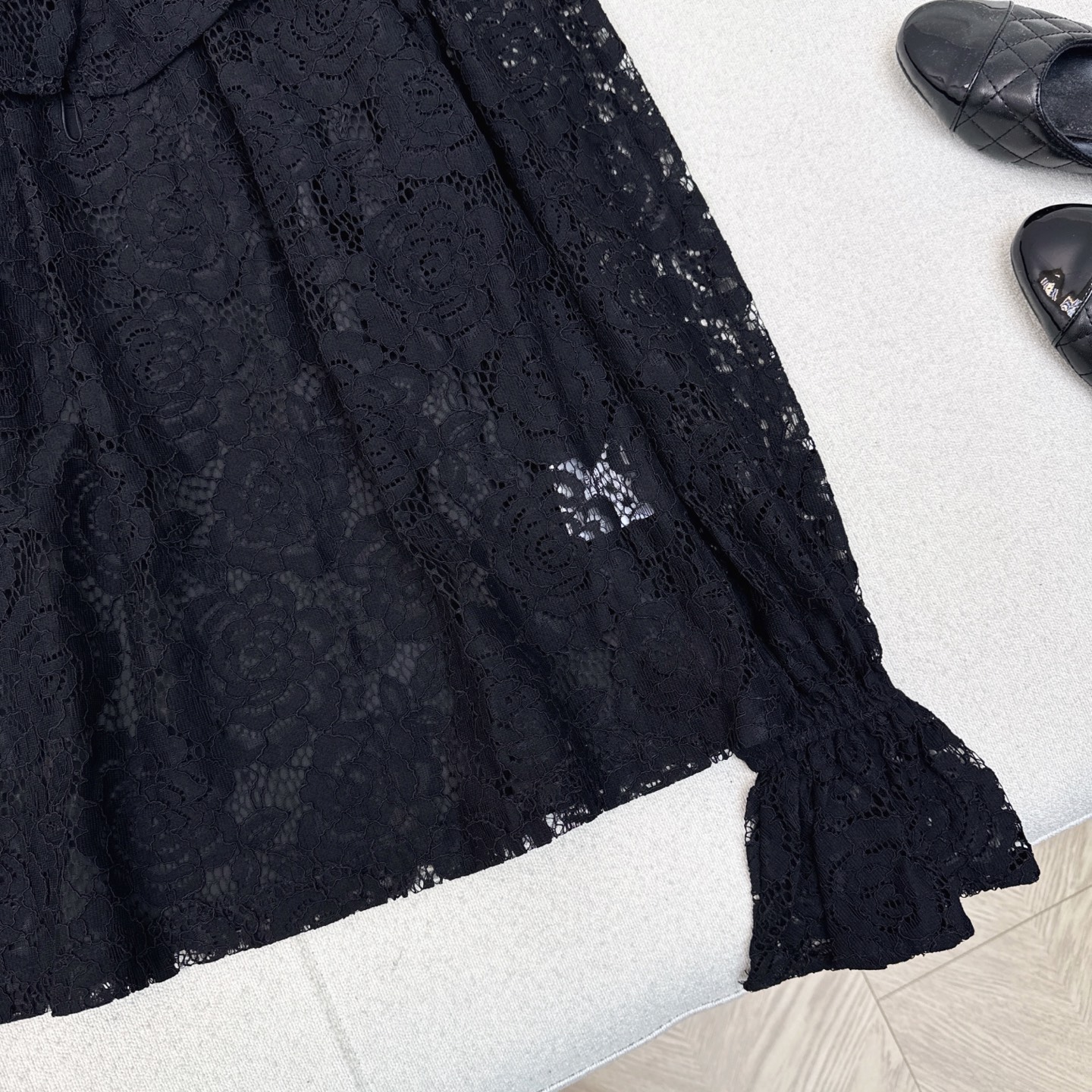 特价🉐️❗️现货齐码❗️不退不换❗️独家首发 C家 25Ss————早秋最新款法式黑色蕾丝衬衫🖤 定位l
