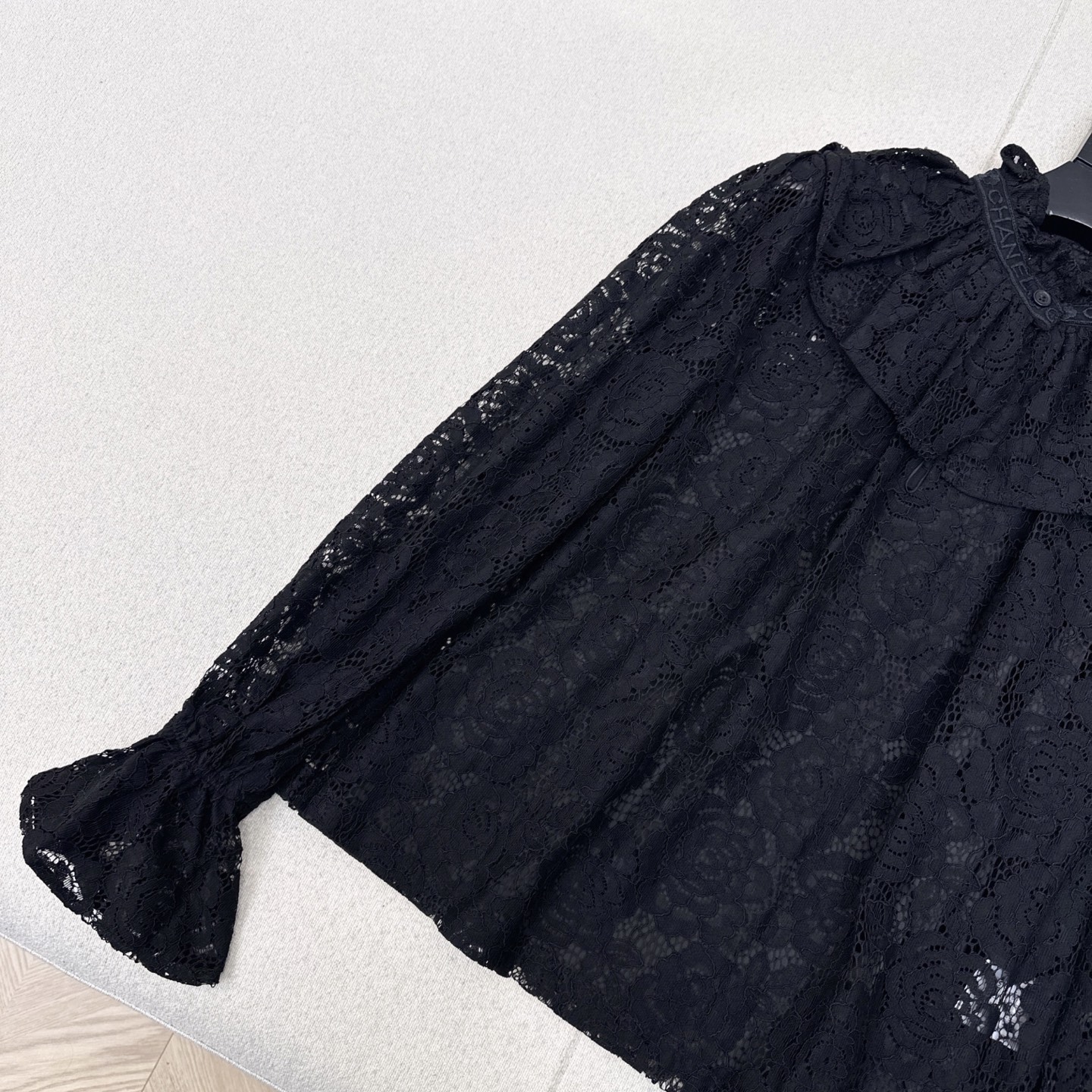 特价🉐️❗️现货齐码❗️不退不换❗️独家首发 C家 25Ss————早秋最新款法式黑色蕾丝衬衫🖤 定位l