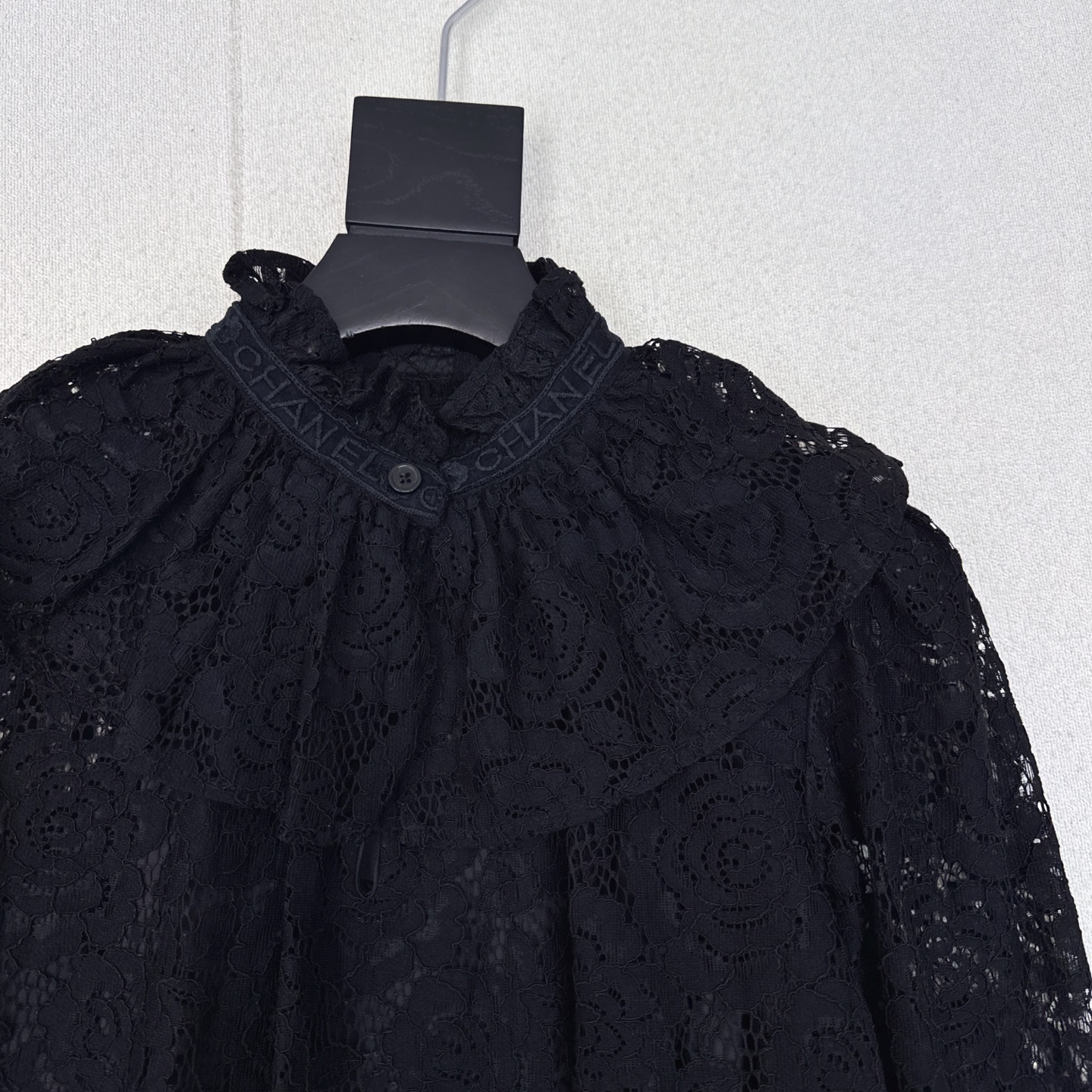 特价🉐️❗️现货齐码❗️不退不换❗️独家首发 C家 25Ss————早秋最新款法式黑色蕾丝衬衫🖤 定位l