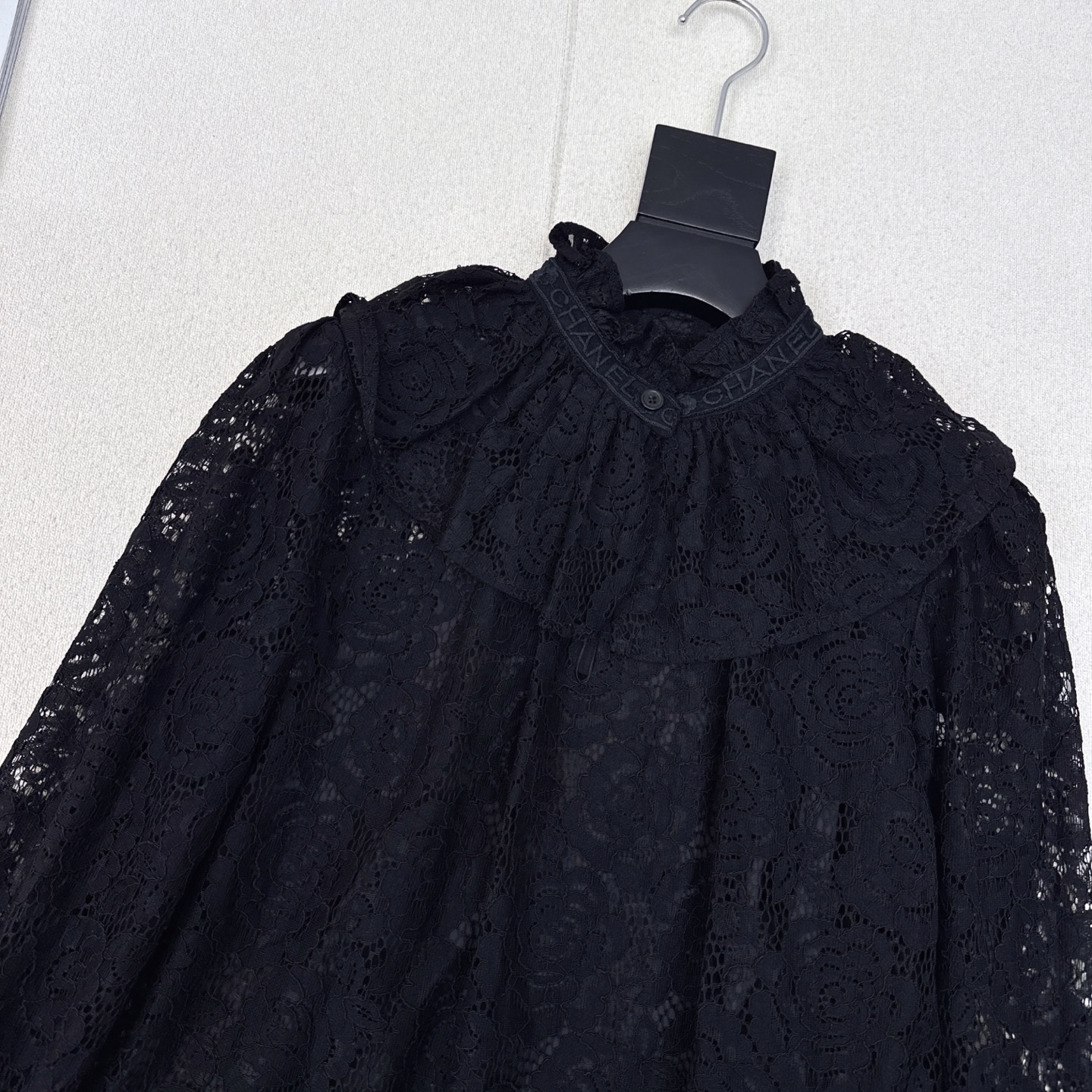 特价🉐️❗️现货齐码❗️不退不换❗️独家首发 C家 25Ss————早秋最新款法式黑色蕾丝衬衫🖤 定位l