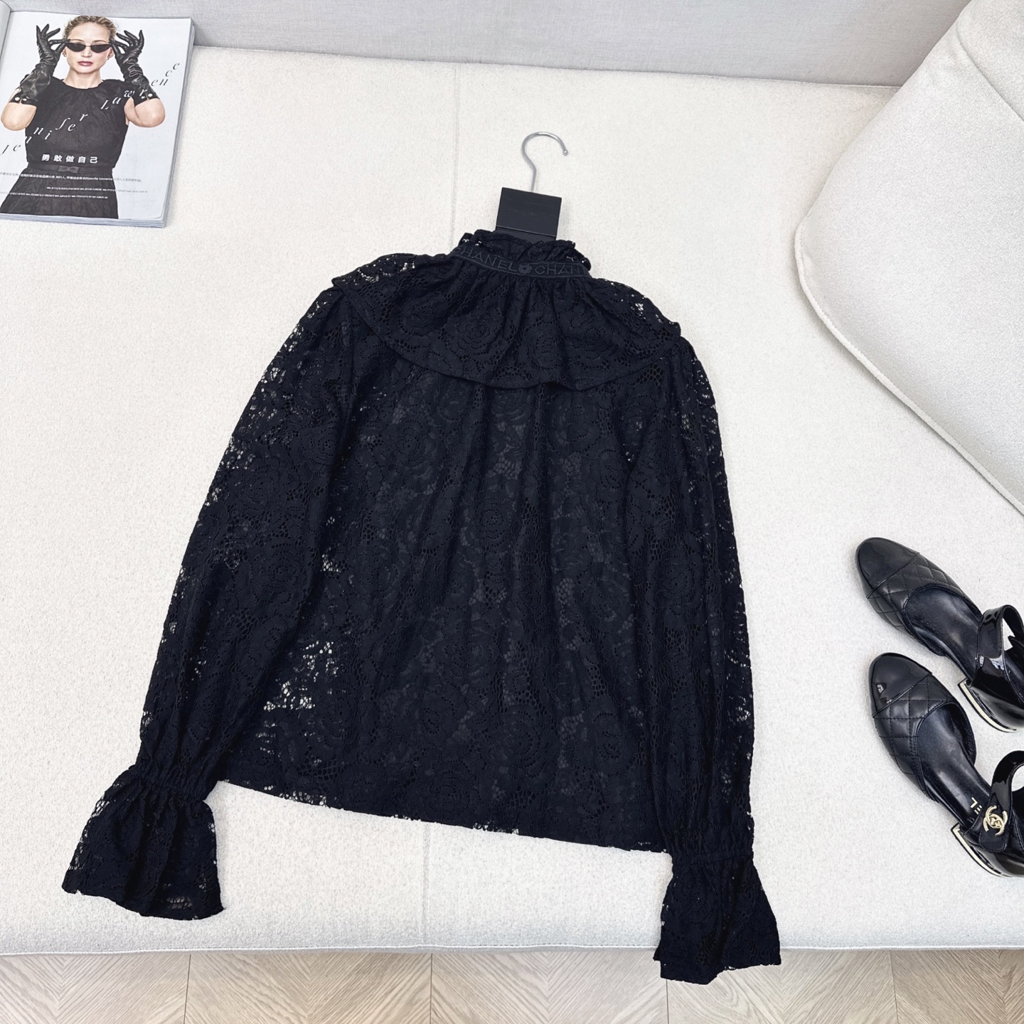 特价🉐️❗️现货齐码❗️不退不换❗️独家首发 C家 25Ss————早秋最新款法式黑色蕾丝衬衫🖤 定位l