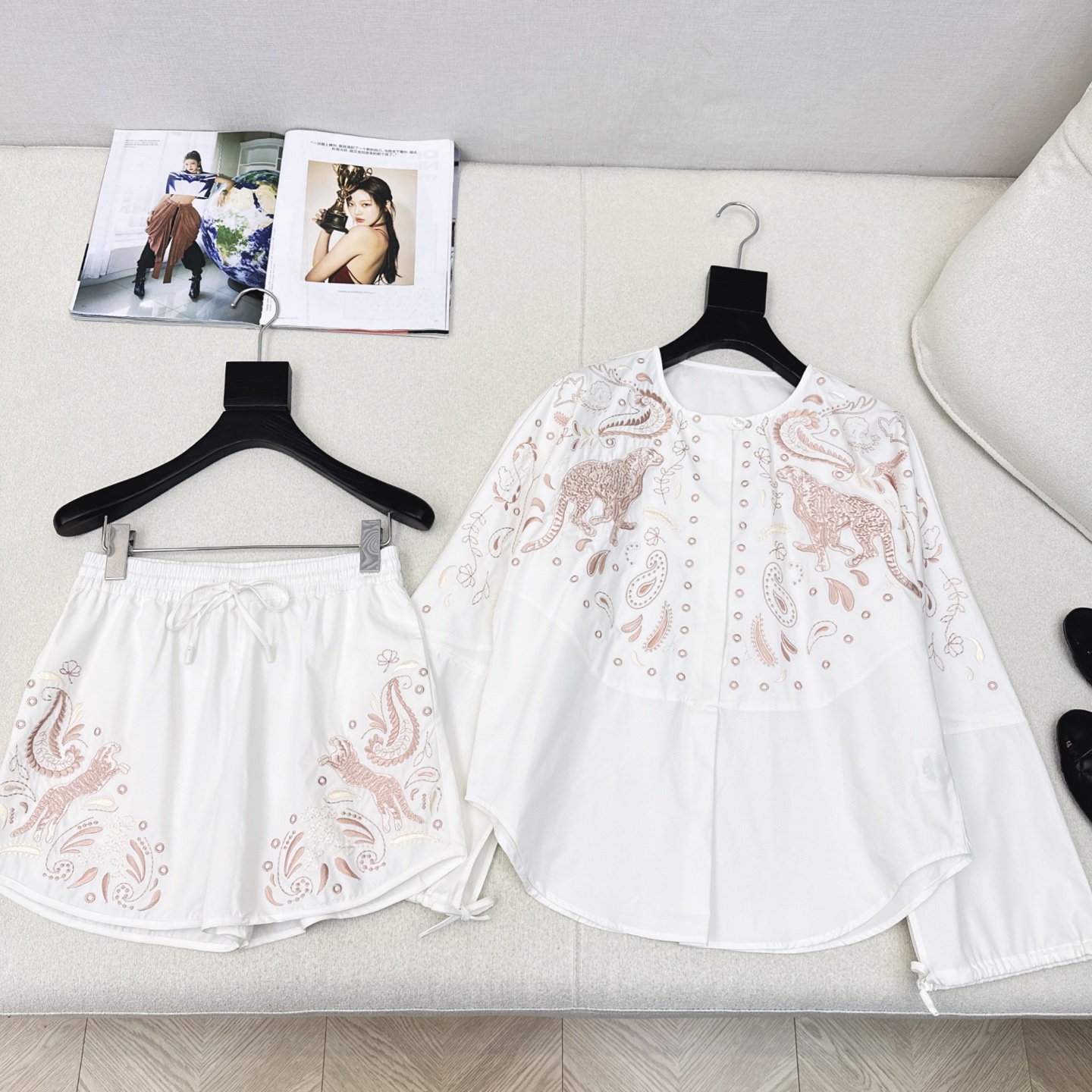 “25Ss Embroidery Shirt Set: Autumn Fashion with H-Line Pattern and High-Density Needles” - 图片 1