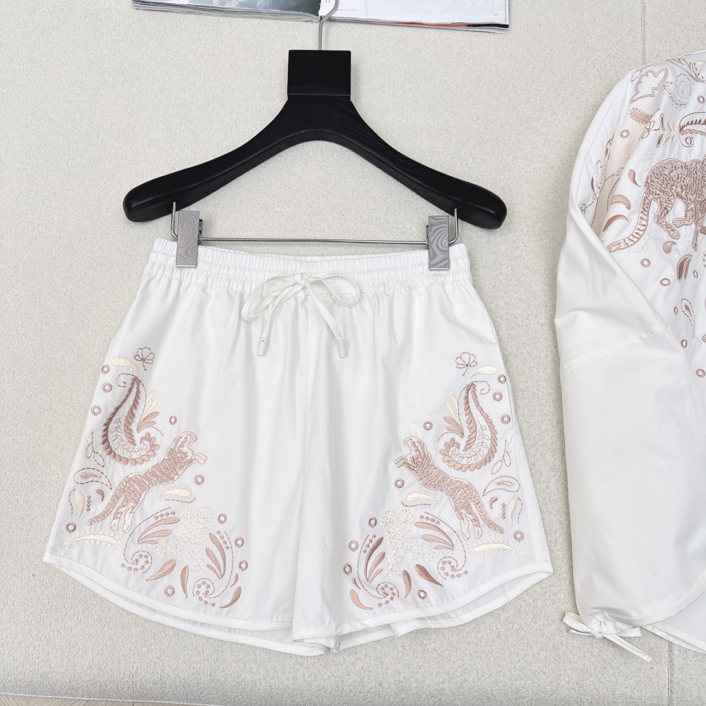 “25Ss Embroidery Shirt Set: Autumn Fashion with H-Line Pattern and High-Density Needles” - 图片 7