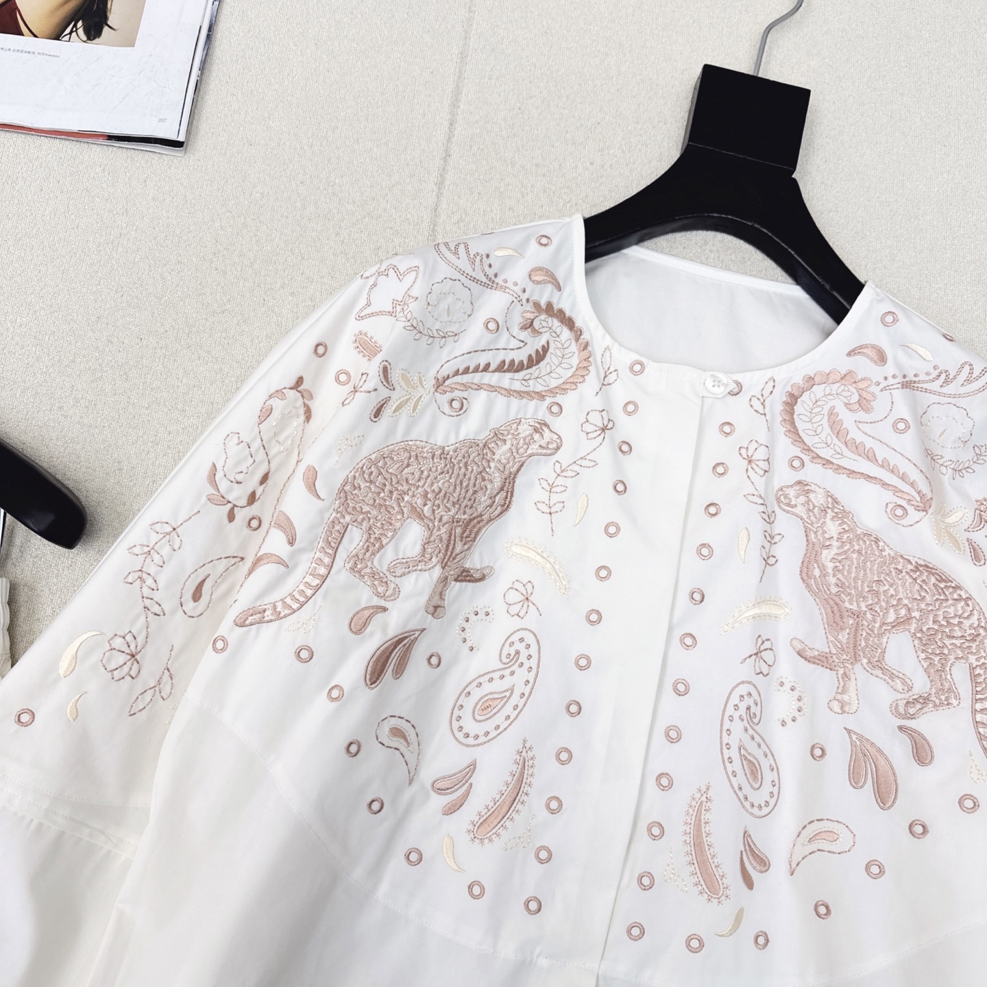“25Ss Embroidery Shirt Set: Autumn Fashion with H-Line Pattern and High-Density Needles” - 图片 4