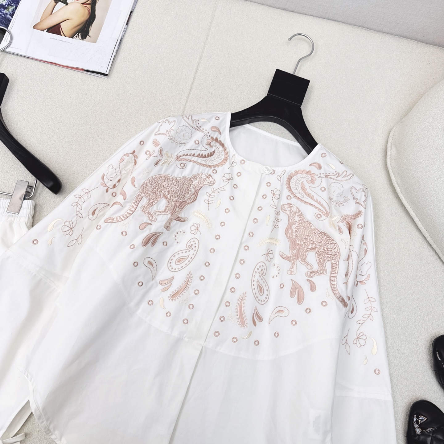 “25Ss Embroidery Shirt Set: Autumn Fashion with H-Line Pattern and High-Density Needles” - 图片 3