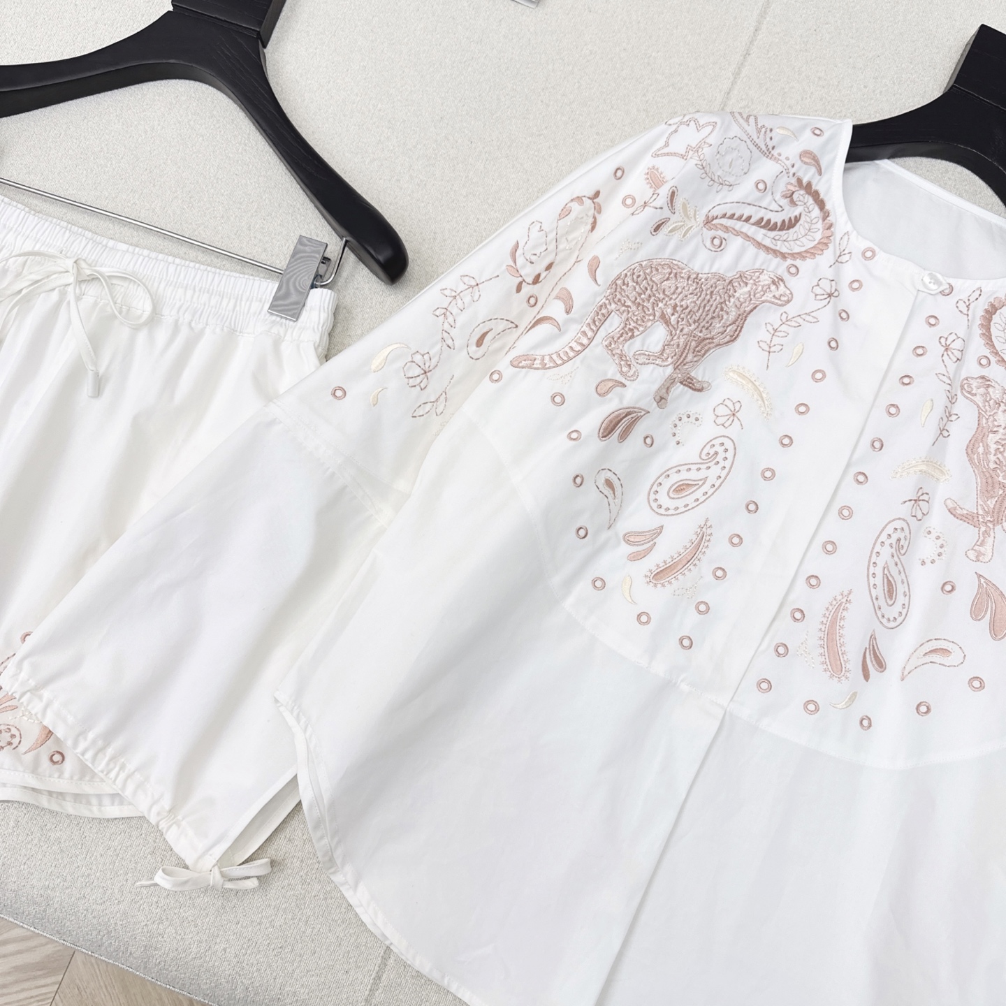 “25Ss Embroidery Shirt Set: Autumn Fashion with H-Line Pattern and High-Density Needles” - 图片 6