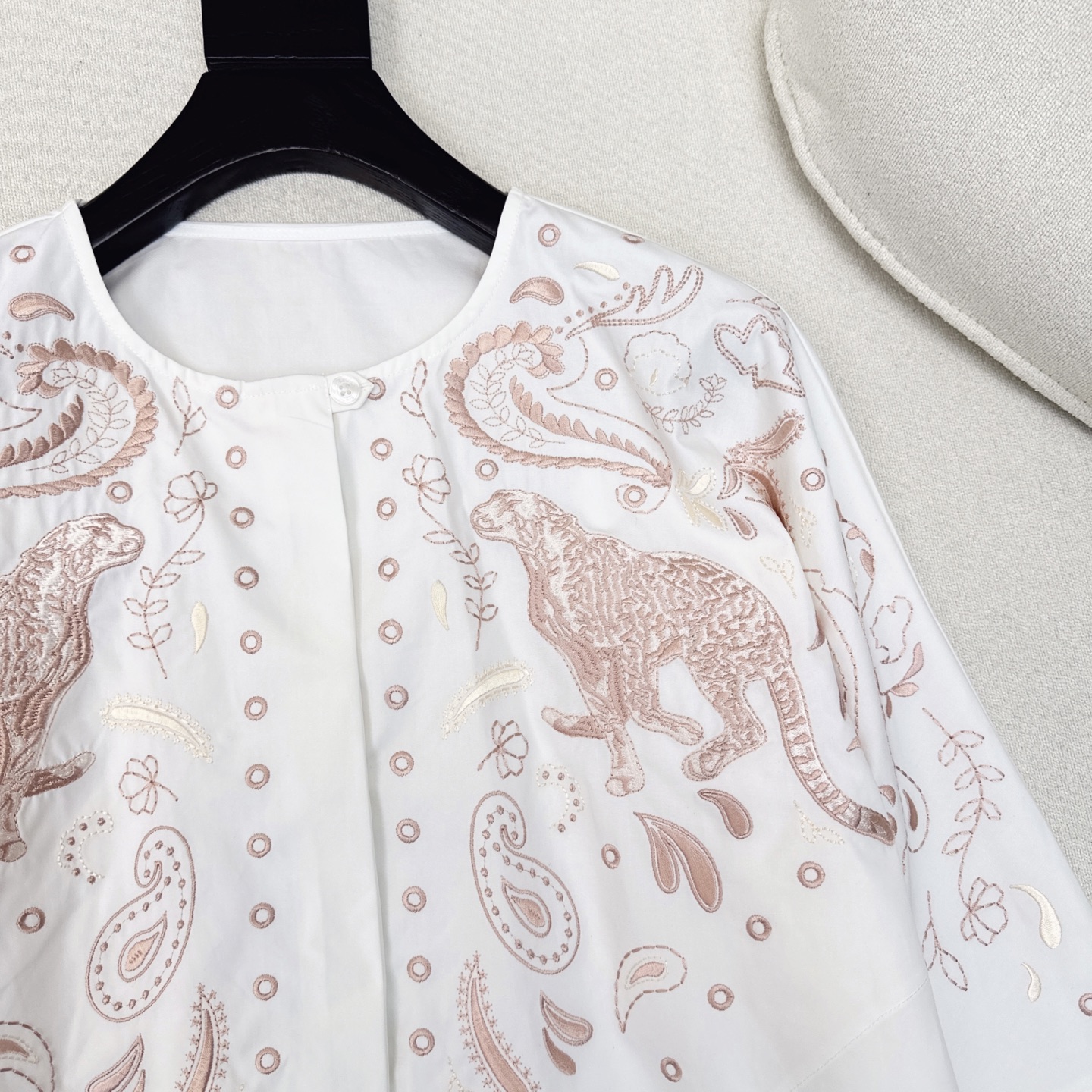 “25Ss Embroidery Shirt Set: Autumn Fashion with H-Line Pattern and High-Density Needles” - 图片 5