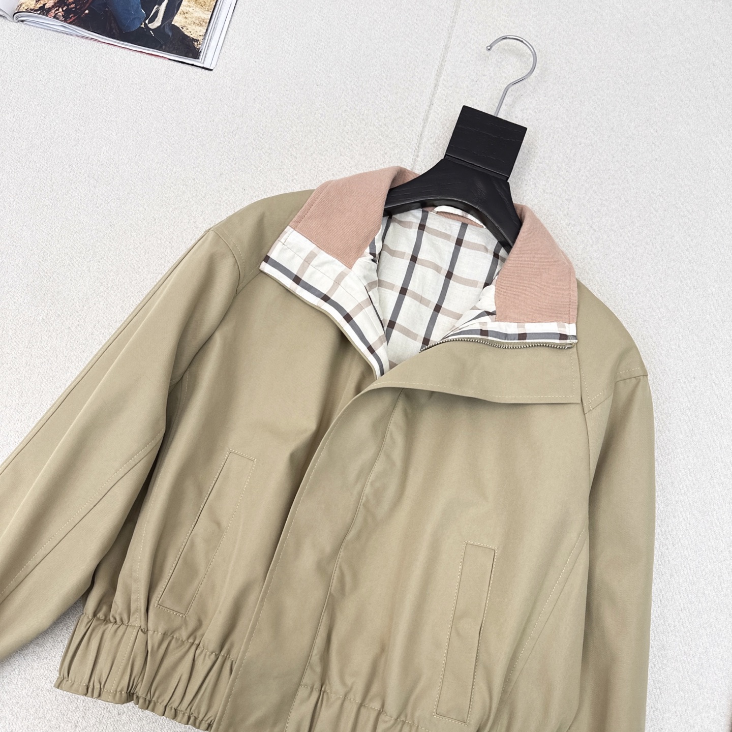 Stylish Autumn Jacket: High-Slashed Cotton, Graft Coil Design, Loose Shoulder Twirl - 图片 2