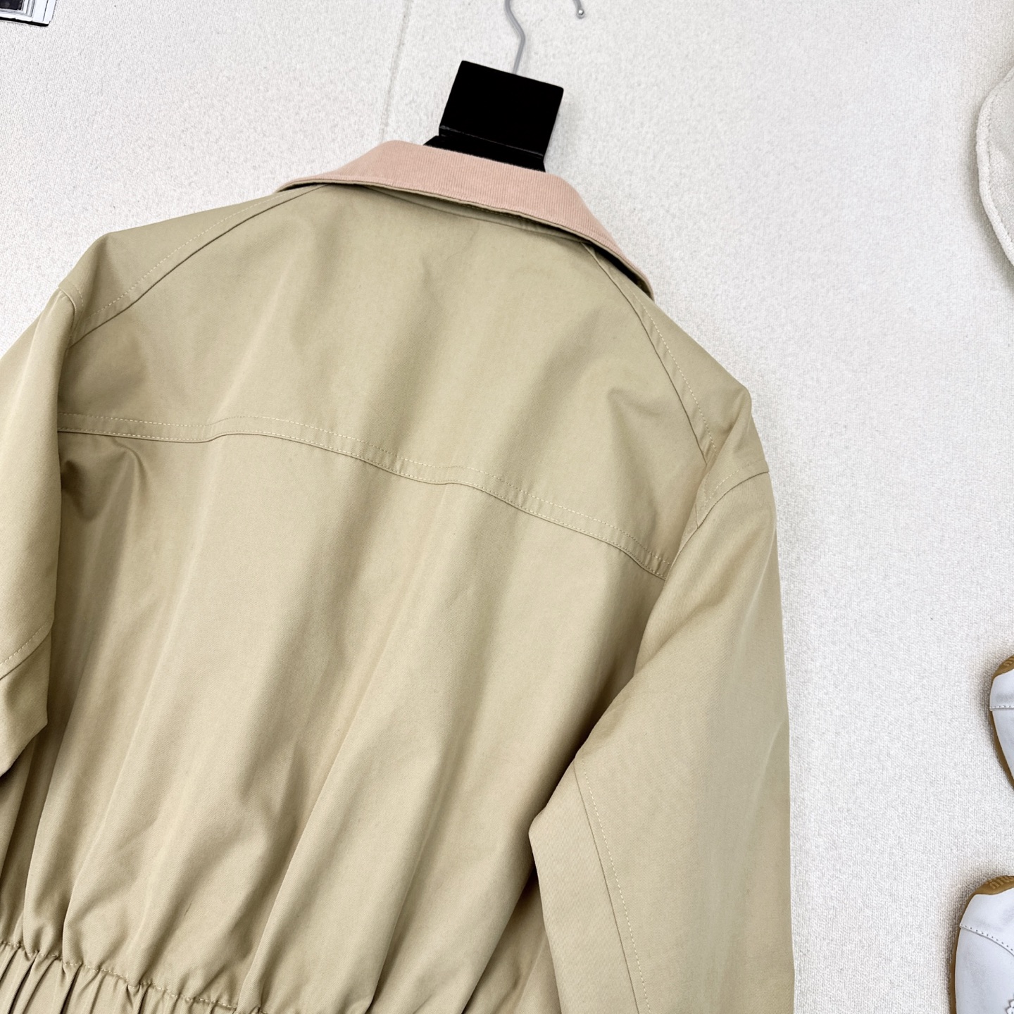 Stylish Autumn Jacket: High-Slashed Cotton, Graft Coil Design, Loose Shoulder Twirl - 图片 9