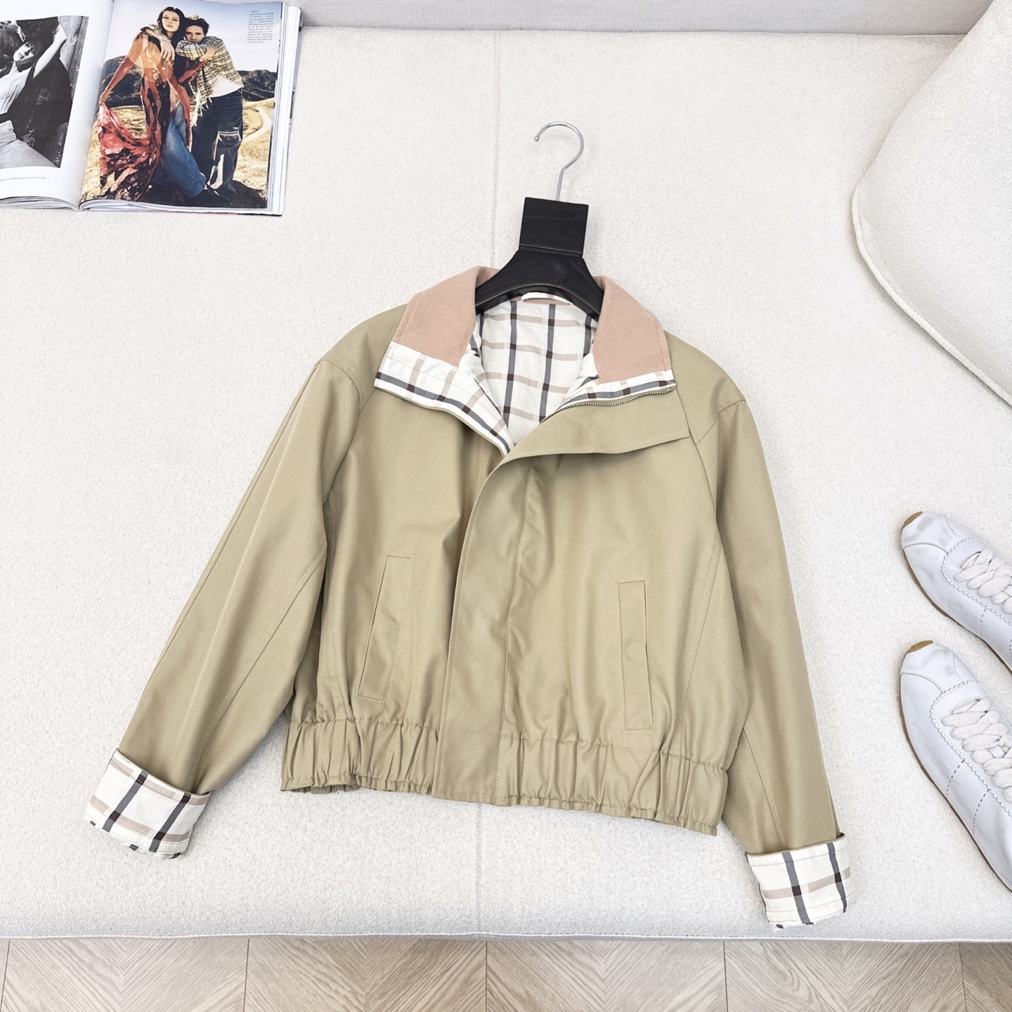 Stylish Autumn Jacket: High-Slashed Cotton, Graft Coil Design, Loose Shoulder Twirl - 图片 1