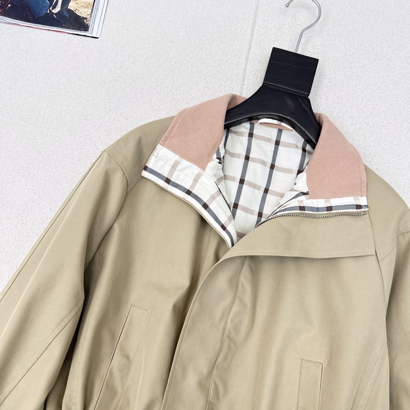 Stylish Autumn Jacket: High-Slashed Cotton, Graft Coil Design, Loose Shoulder Twirl - 图片 3