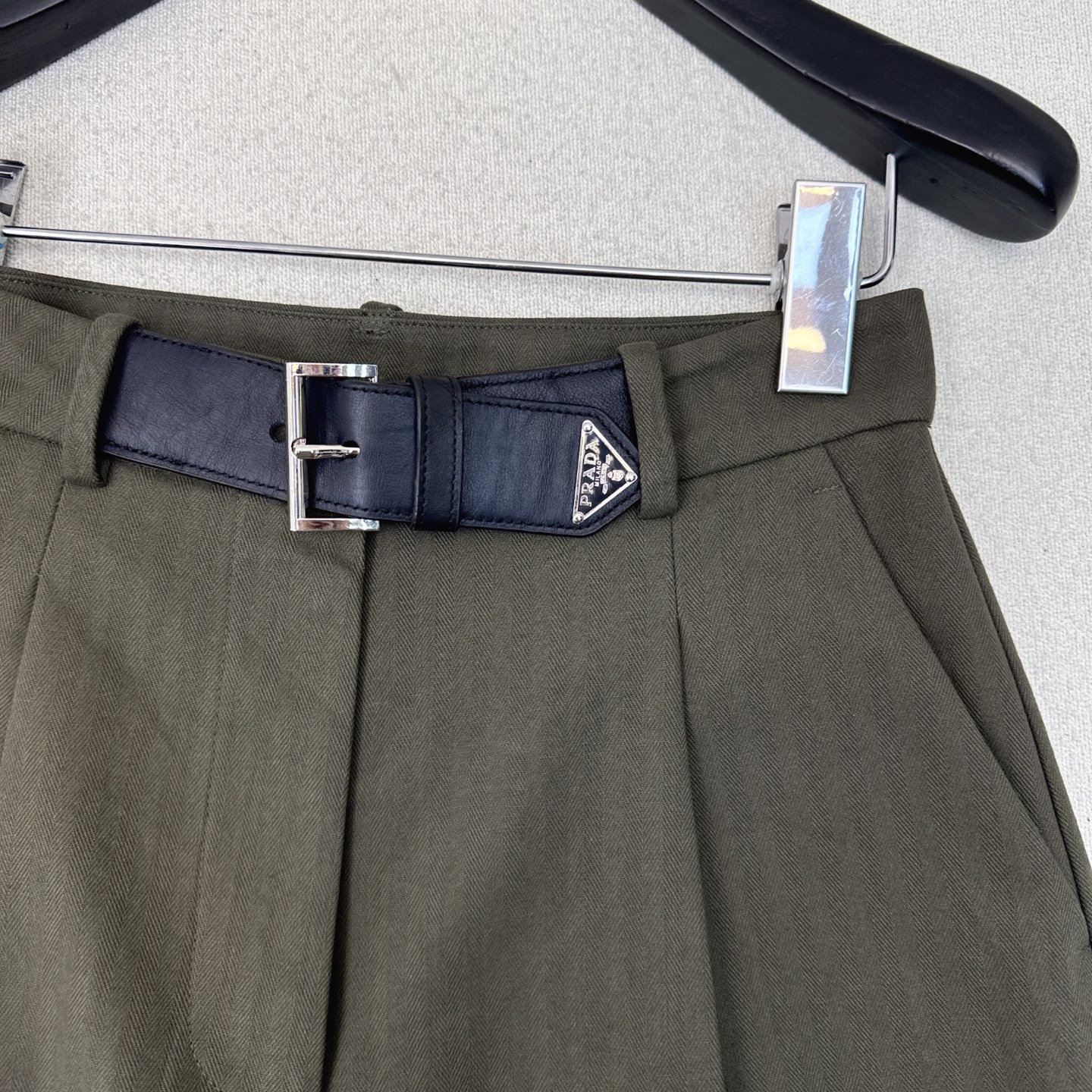 爆单系列款推荐 PD 25Ss———早秋最新款高人气帅气套装🖤宽松廓型西装外套+皮带装饰短裤 宽松廓形的