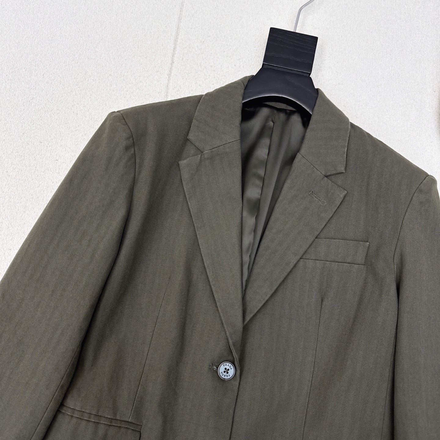 Latest Autumn Morning Suit with Classic Logo Decorations and Sweet Fabric - 图片 3